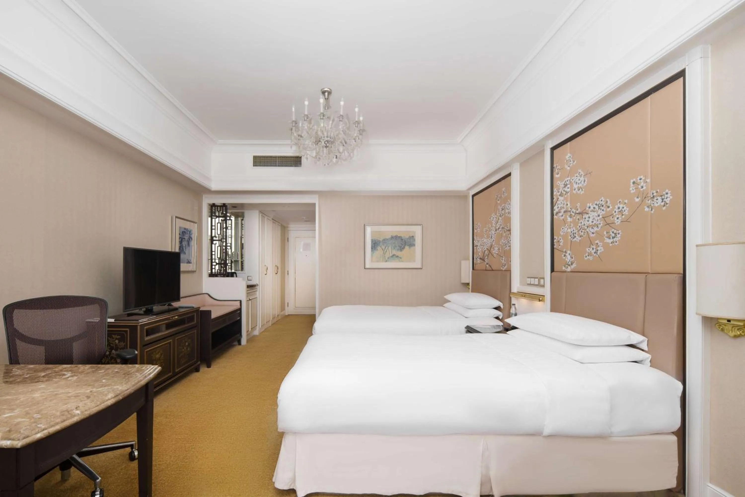 Bedroom, Bed in Pudong Shangri-La, Shanghai