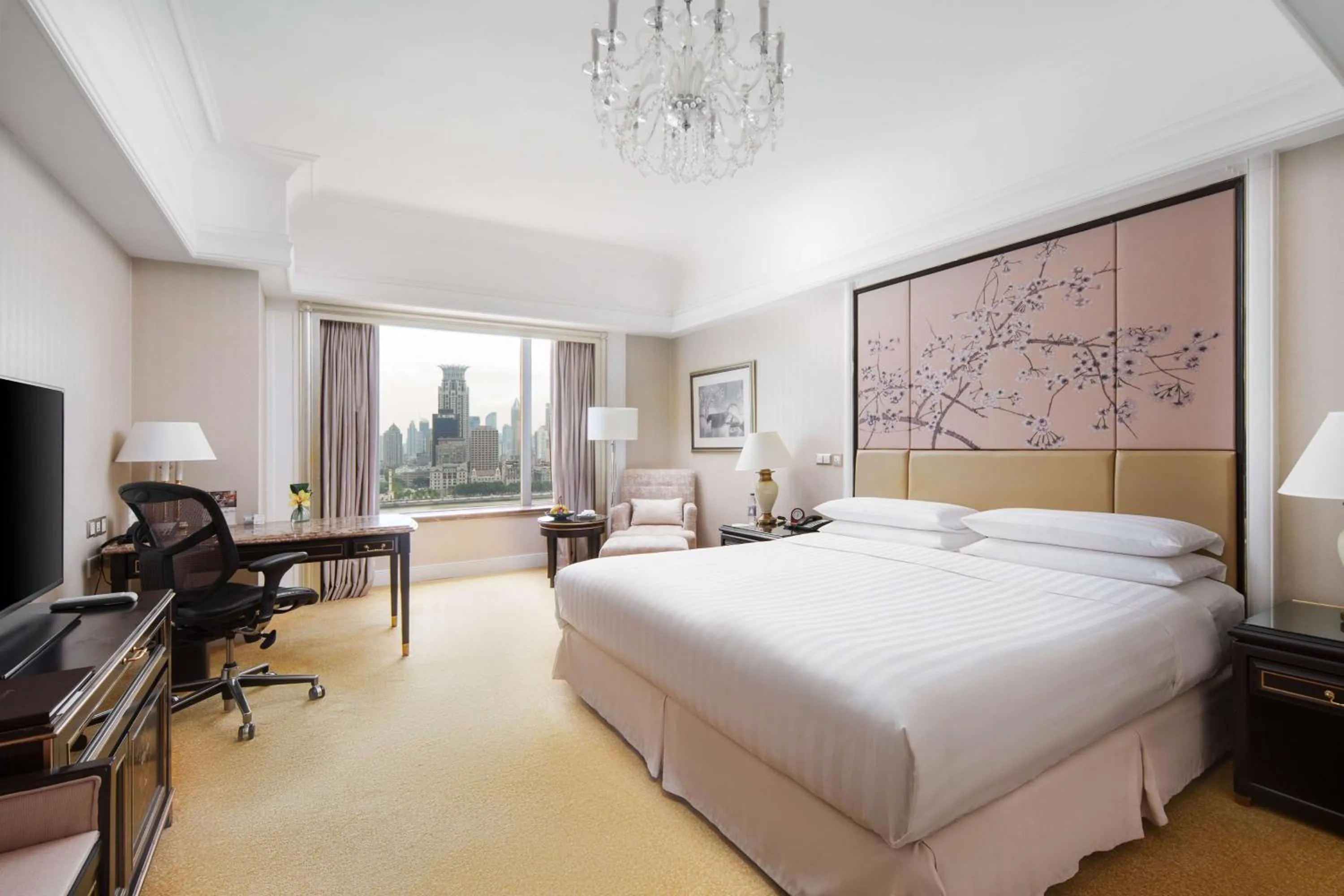 Bedroom, Bed in Pudong Shangri-La, Shanghai