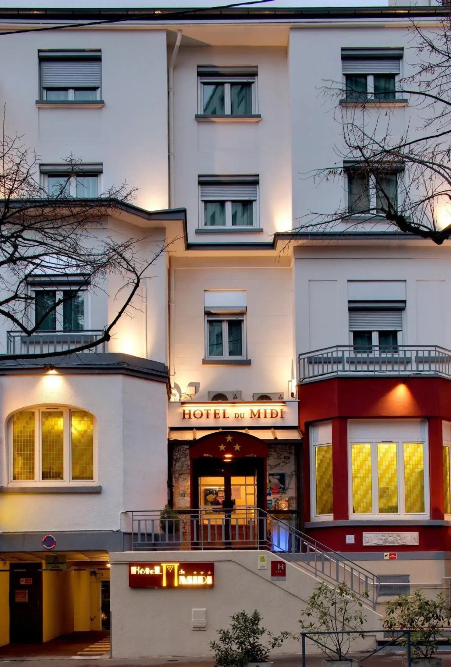 Property building in Logis Hôtel du Midi - Saint Etienne Sud Property building in Logis Hôtel du Midi - Saint Etienne Sud