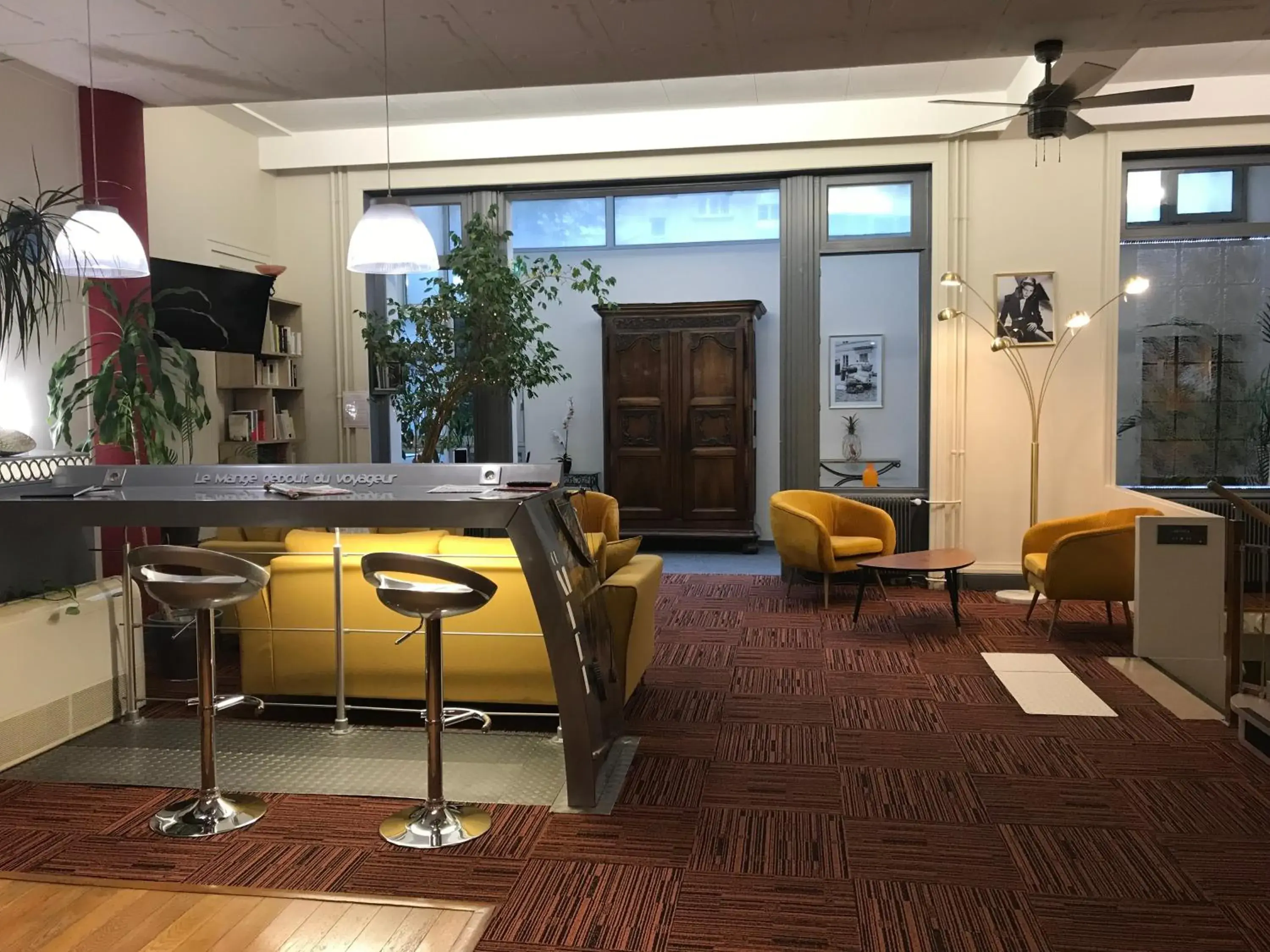 Lounge or bar in Logis Hôtel du Midi - Saint Etienne Sud Lounge or bar in Logis Hôtel du Midi - Saint Etienne Sud