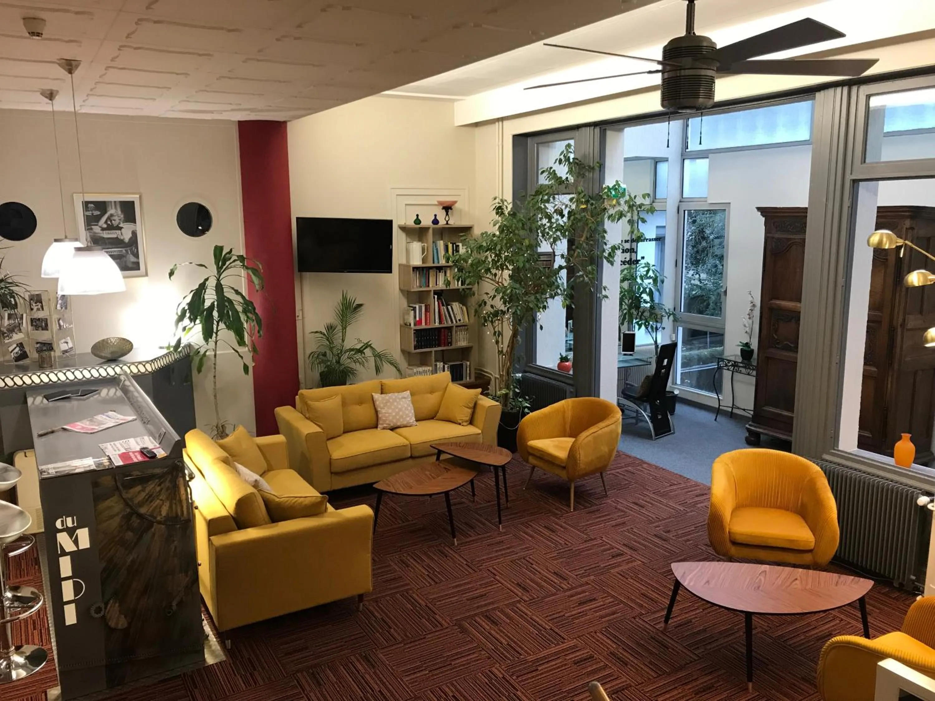Living room in Logis Hôtel du Midi - Saint Etienne Sud