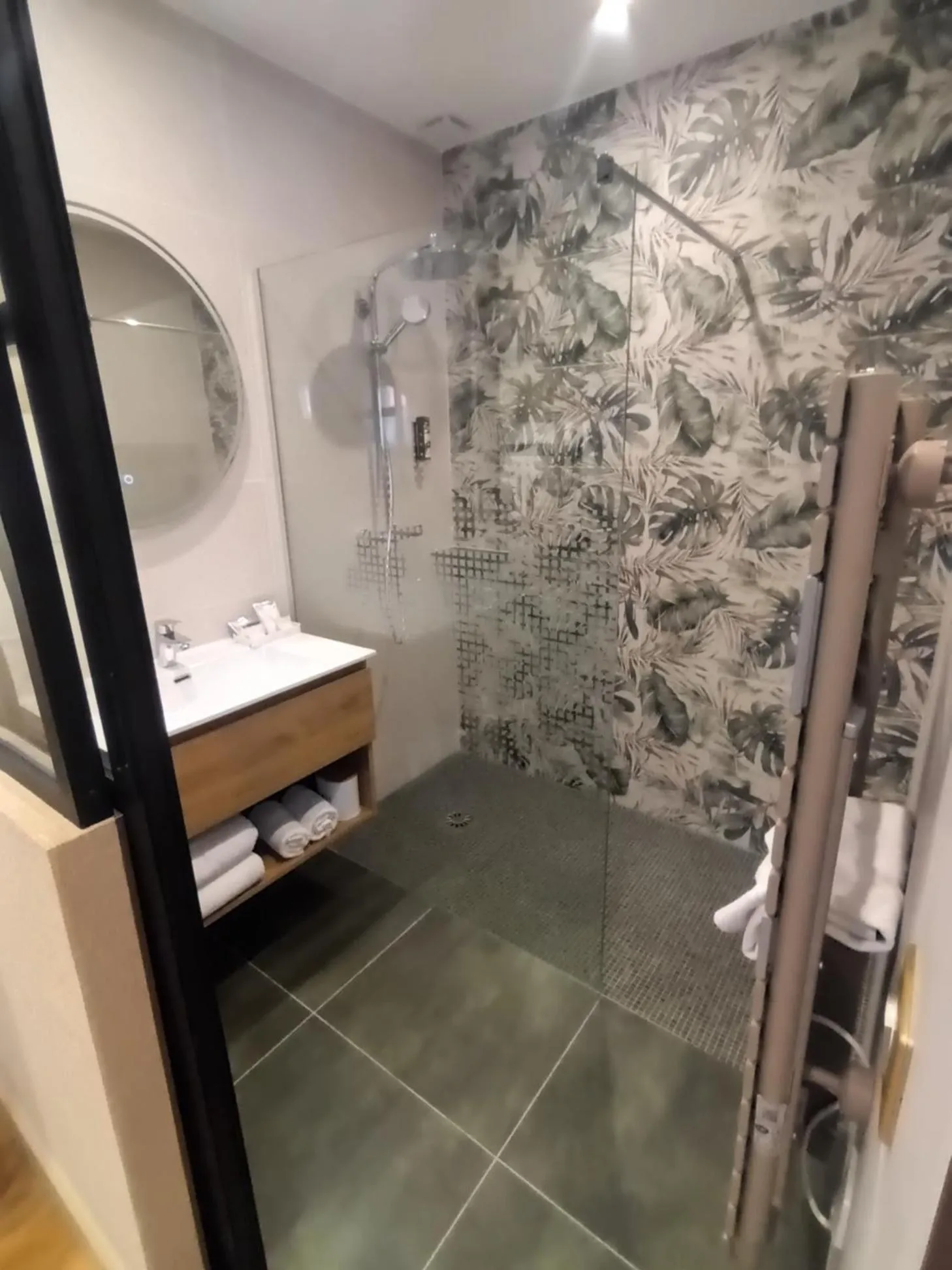 Bathroom in Logis Hôtel La Brèche - Restaurant Berthelot