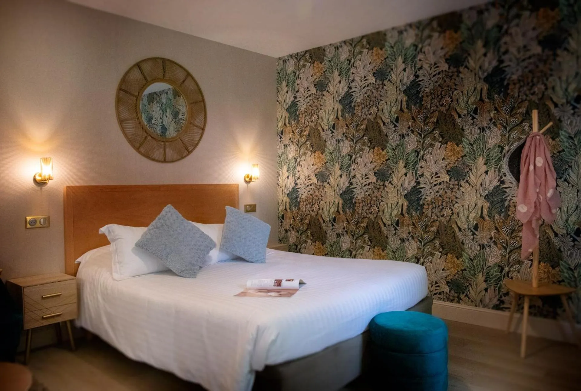 Bed in Logis Hôtel La Brèche - Restaurant Berthelot