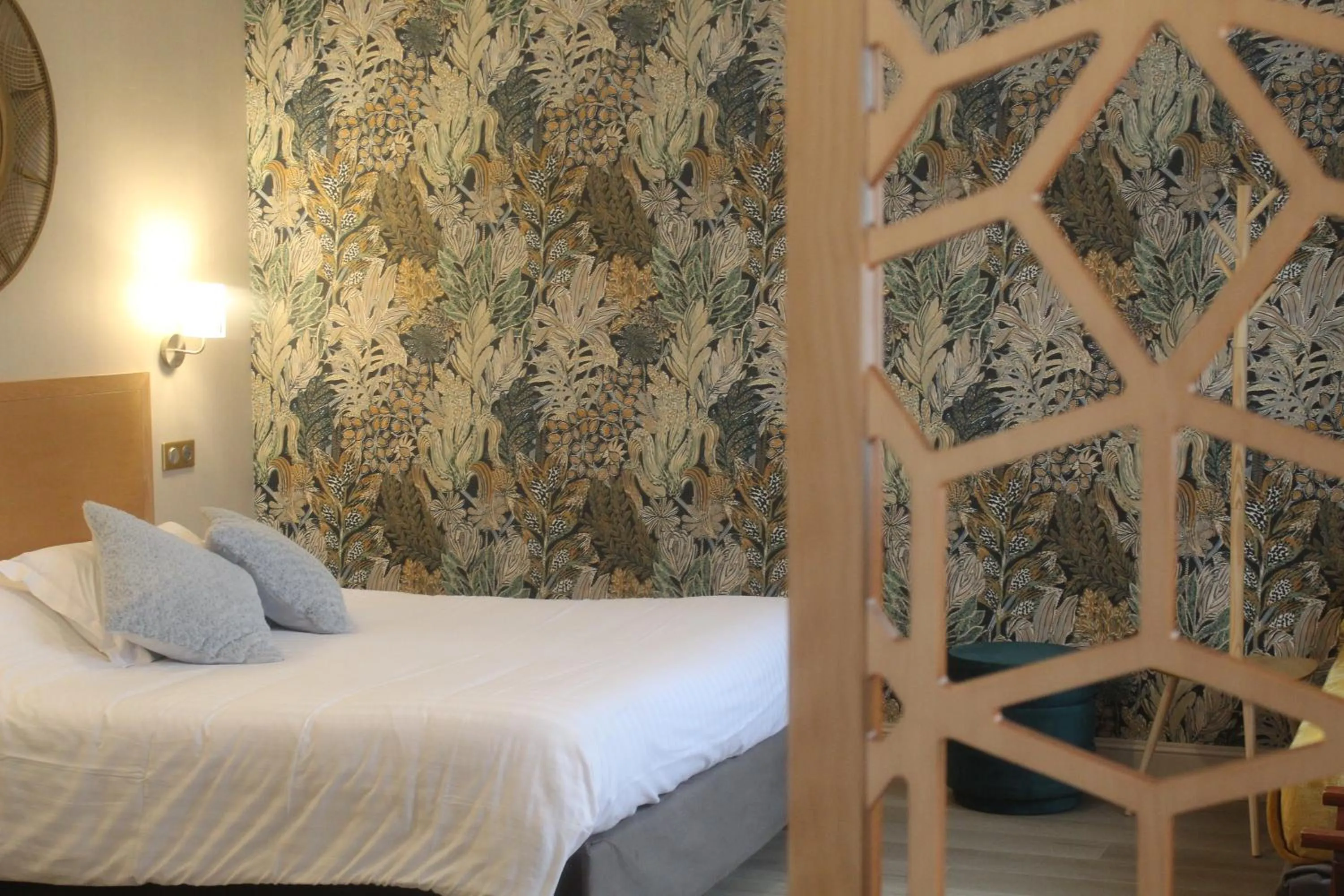 Bed in Logis Hôtel La Brèche - Restaurant Berthelot