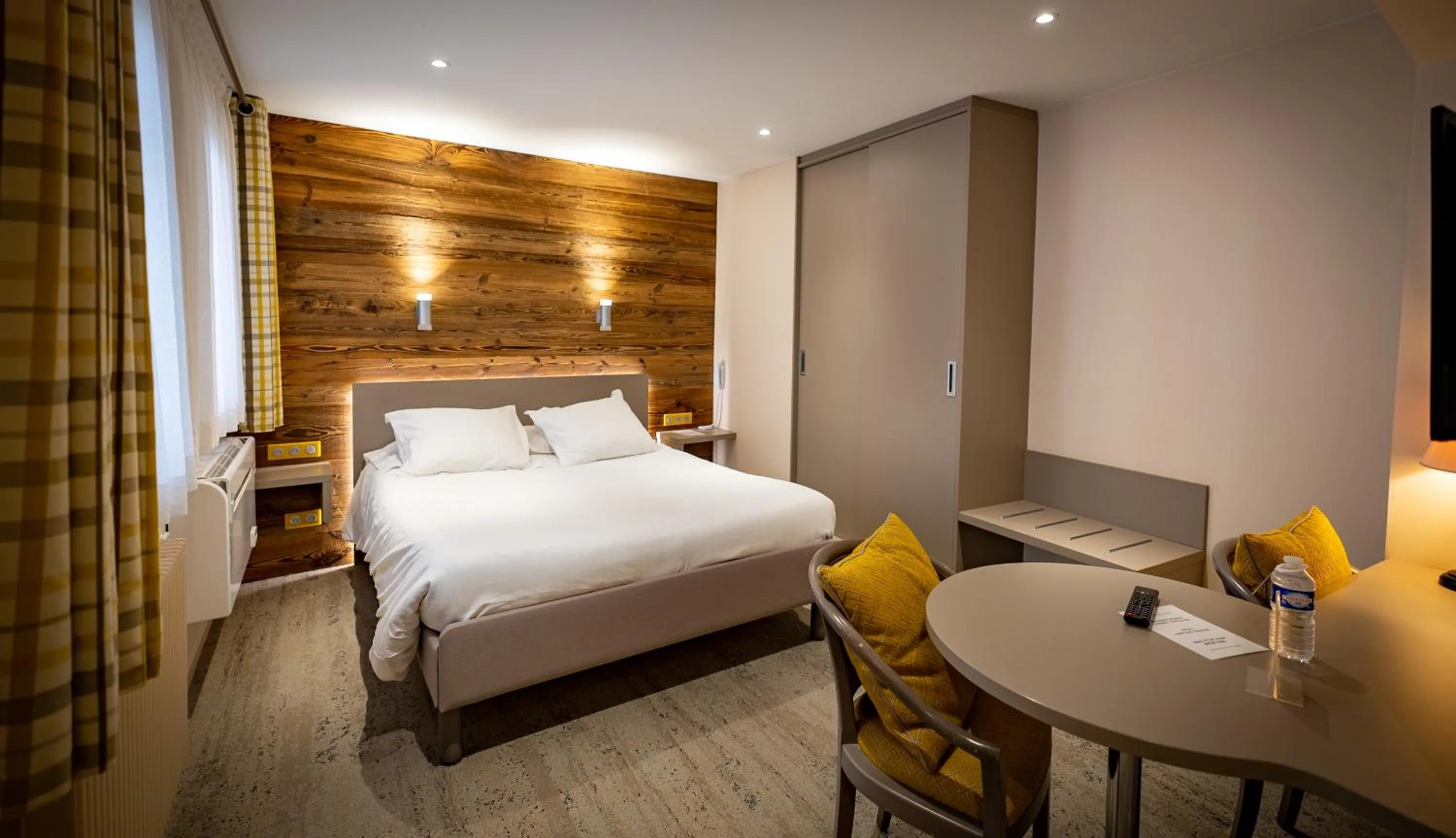 Bed in Logis Hôtel de la Tour