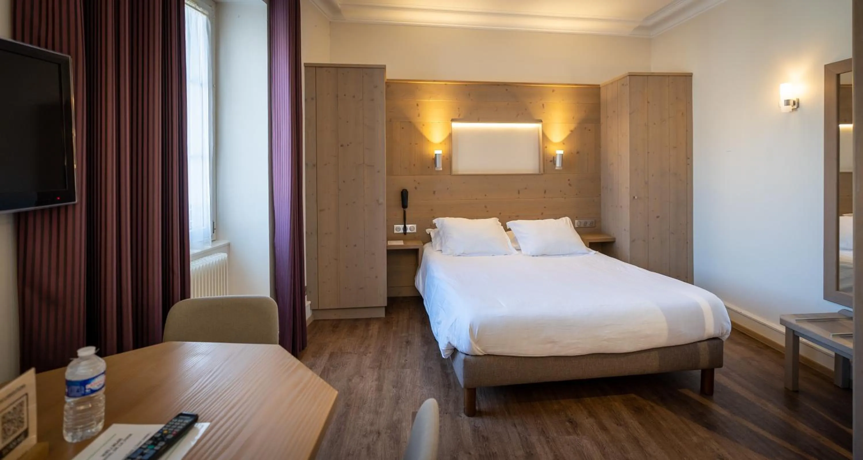 Bed in Logis Hôtel de la Tour