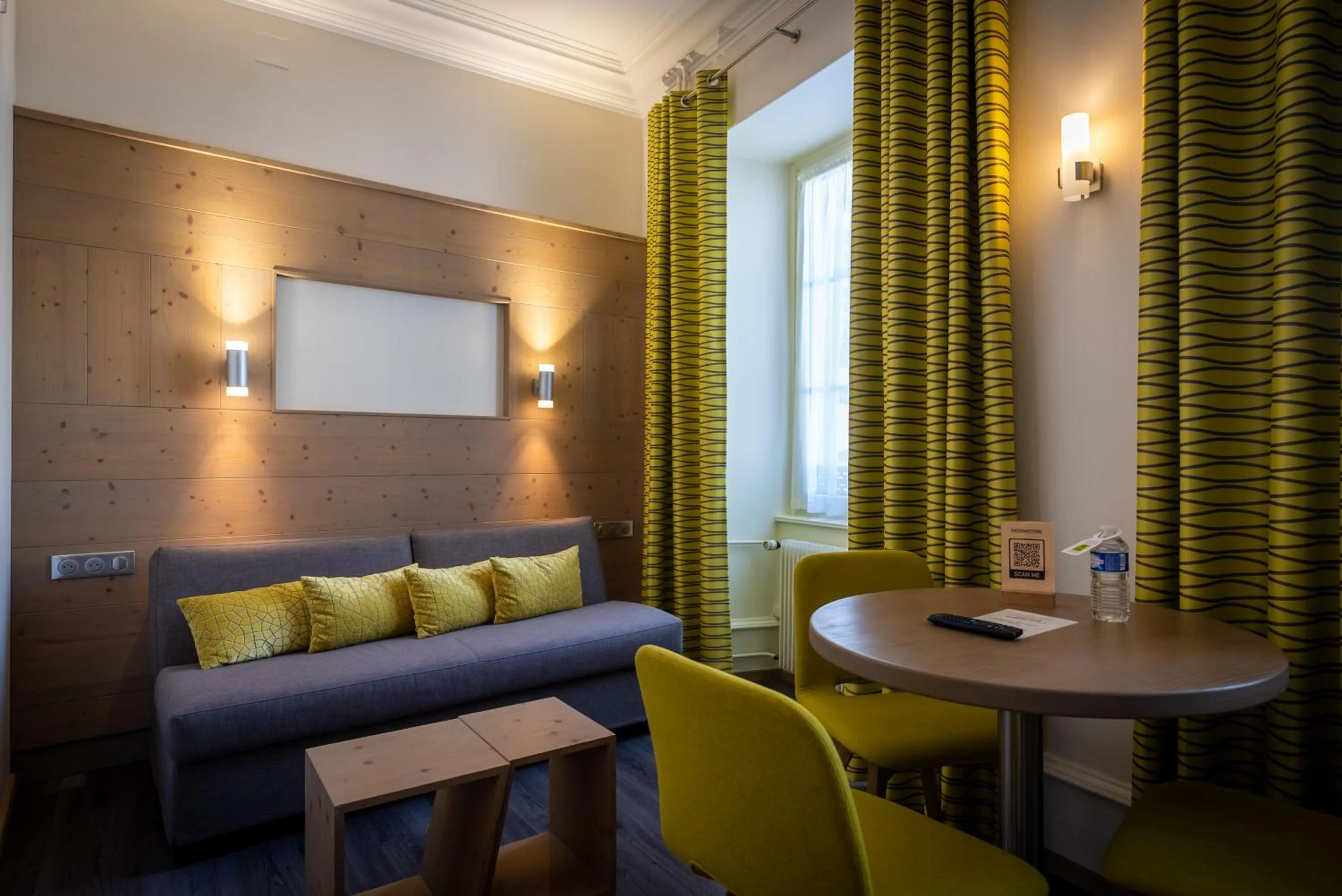 Living room in Logis Hôtel de la Tour