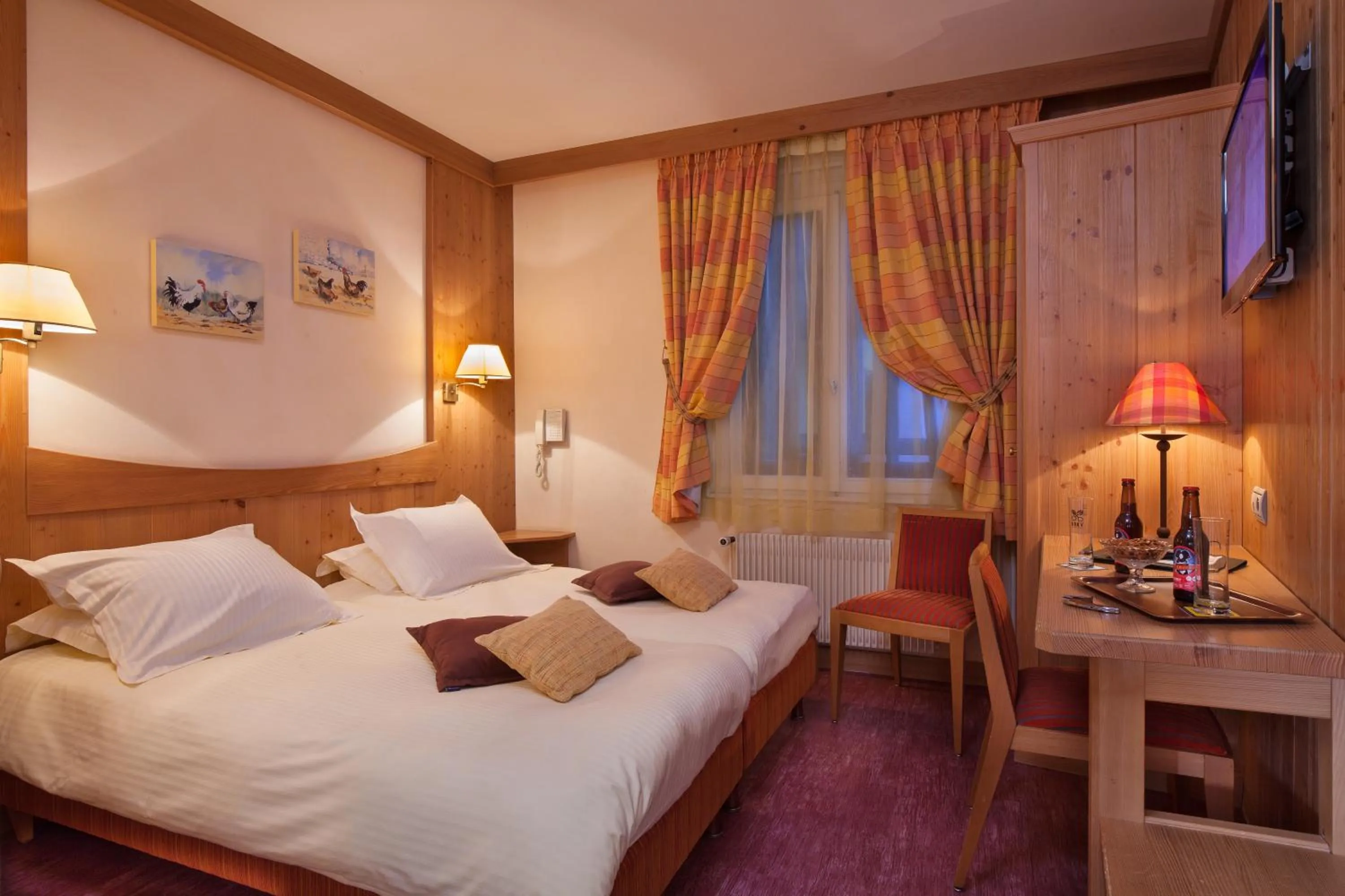 Bedroom, Bed in Logis Hôtel de la Tour