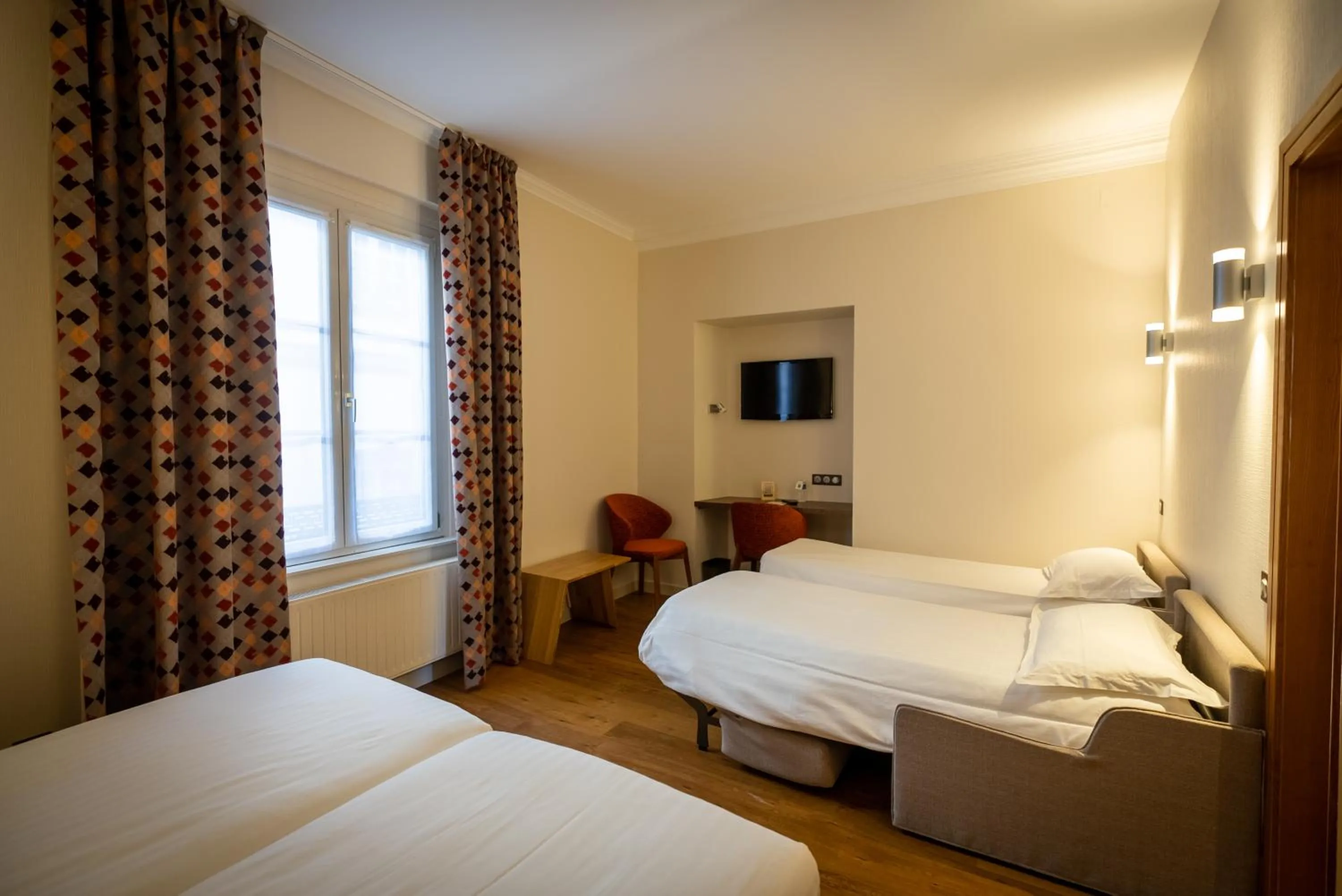 Bed in Logis Hôtel de la Tour