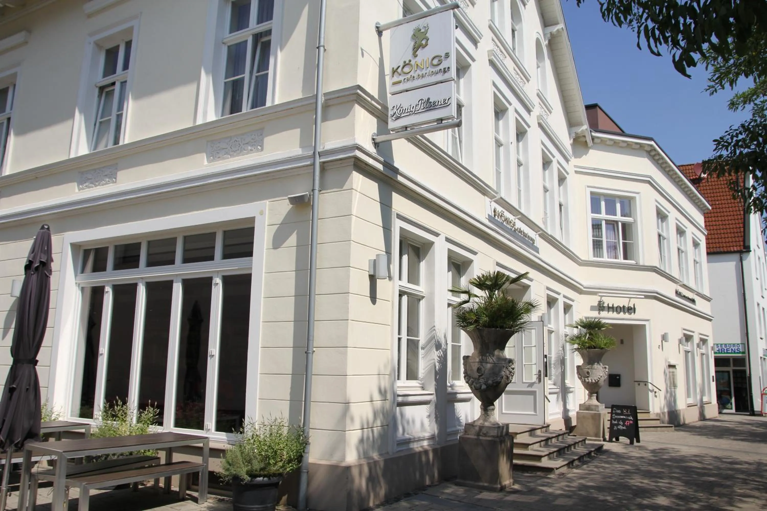 Facade/entrance in König`s Hotel am Schlosspark