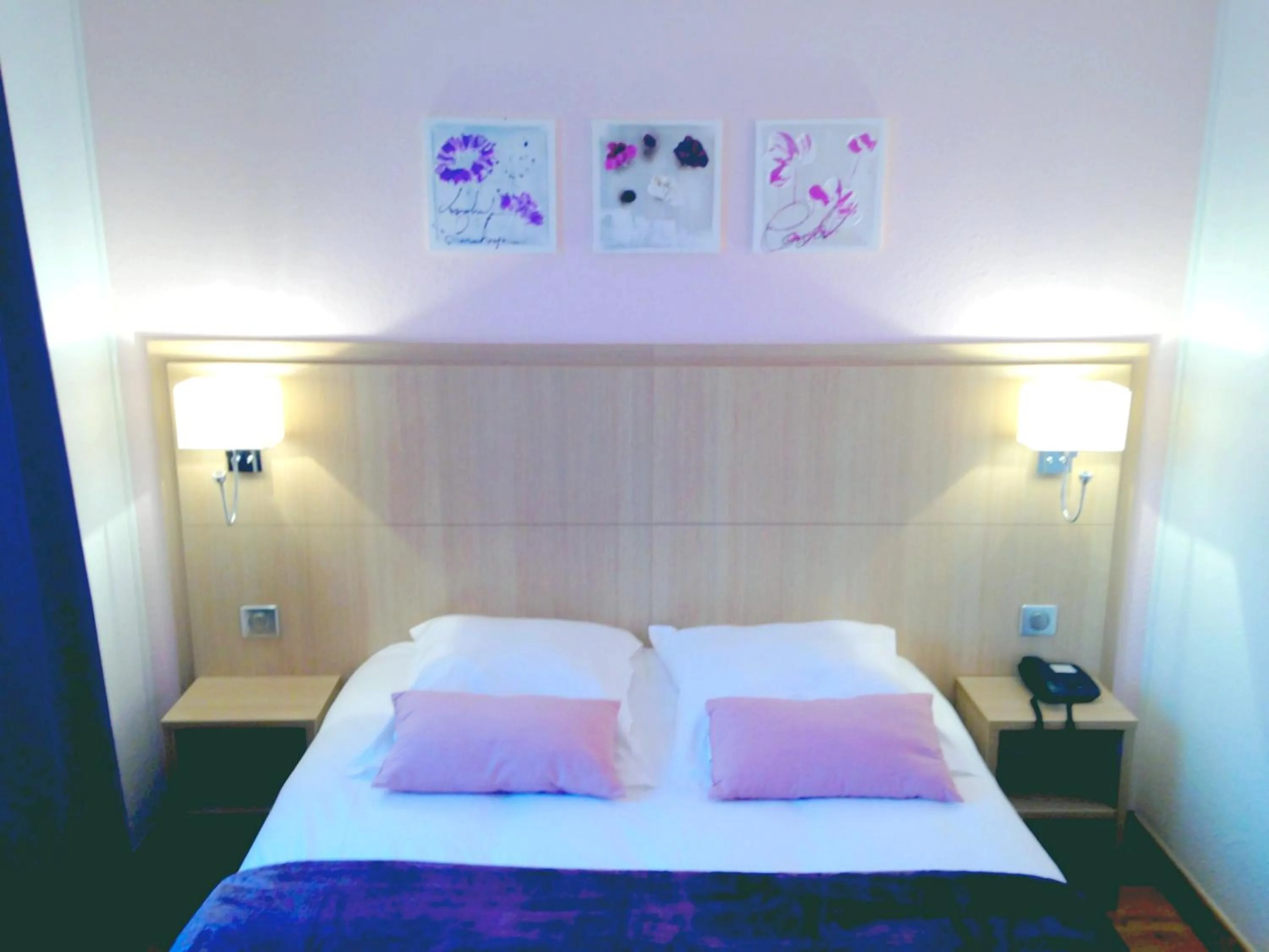 Photo of the whole room, Bed in Hôtel Restaurant L'Evidence