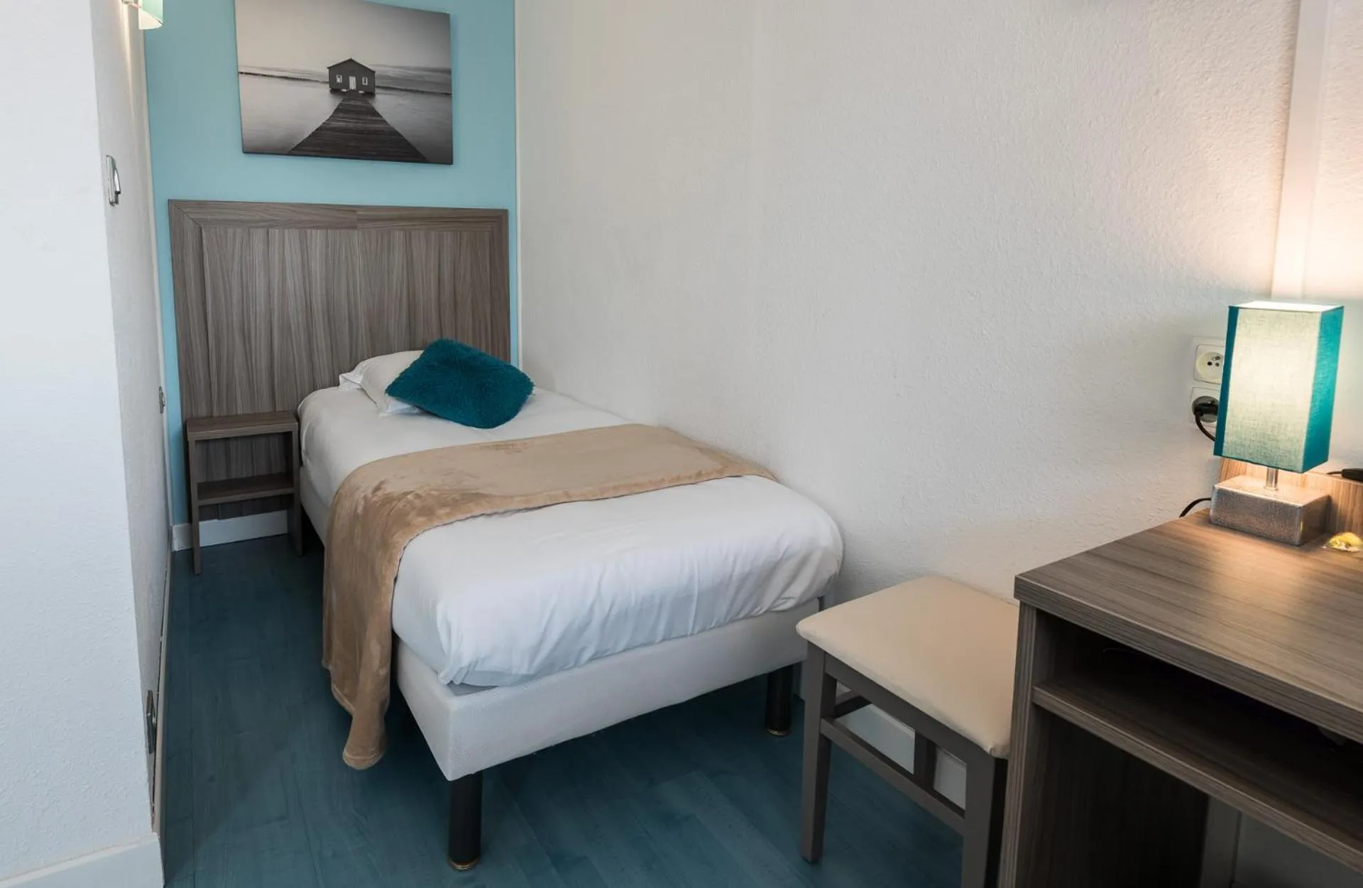 Bedroom, Bed in Hôtel Restaurant L'Evidence