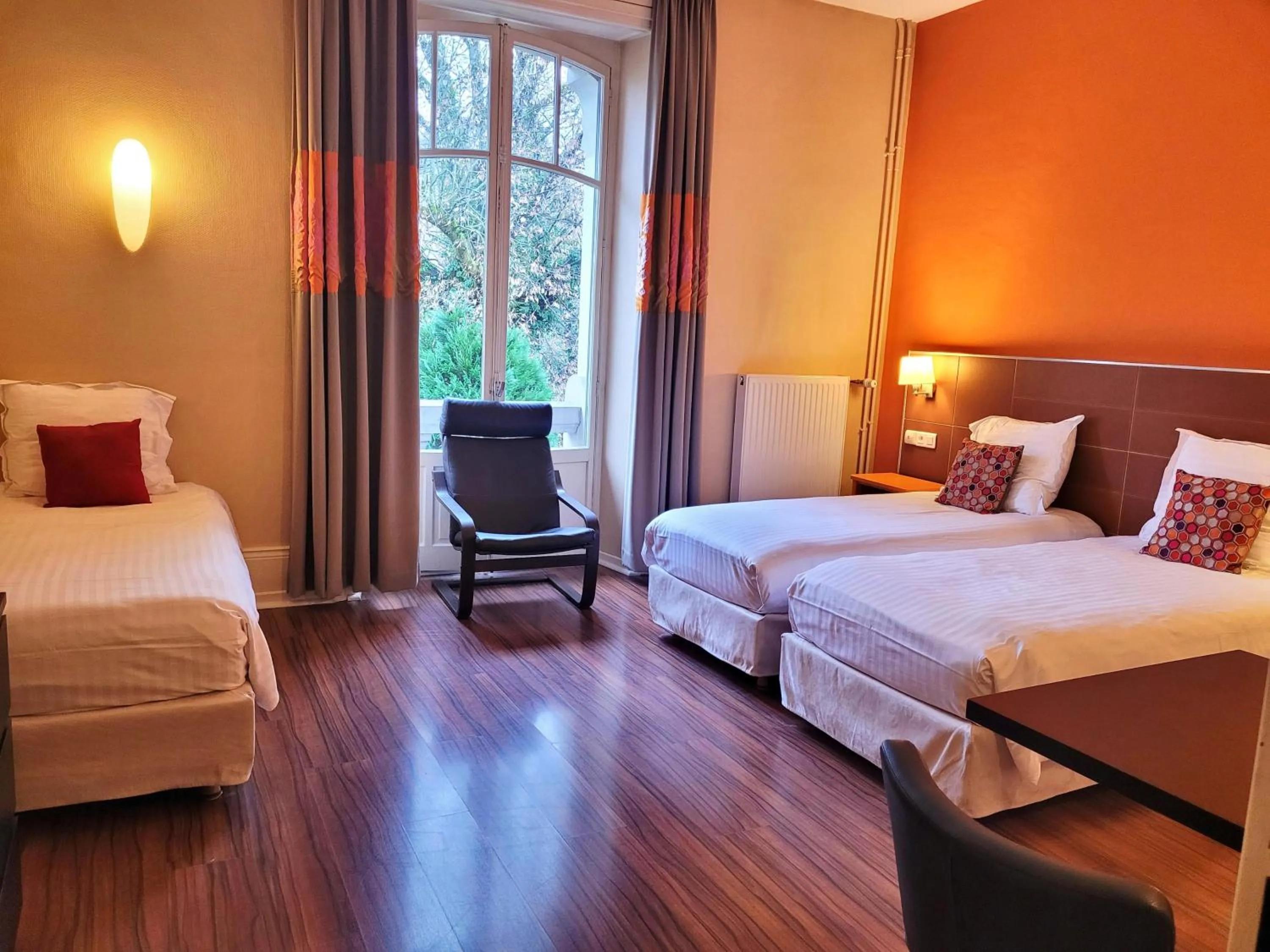 Bed in Garden & City Luxeuil Ex Le Métropole et Les Thermes