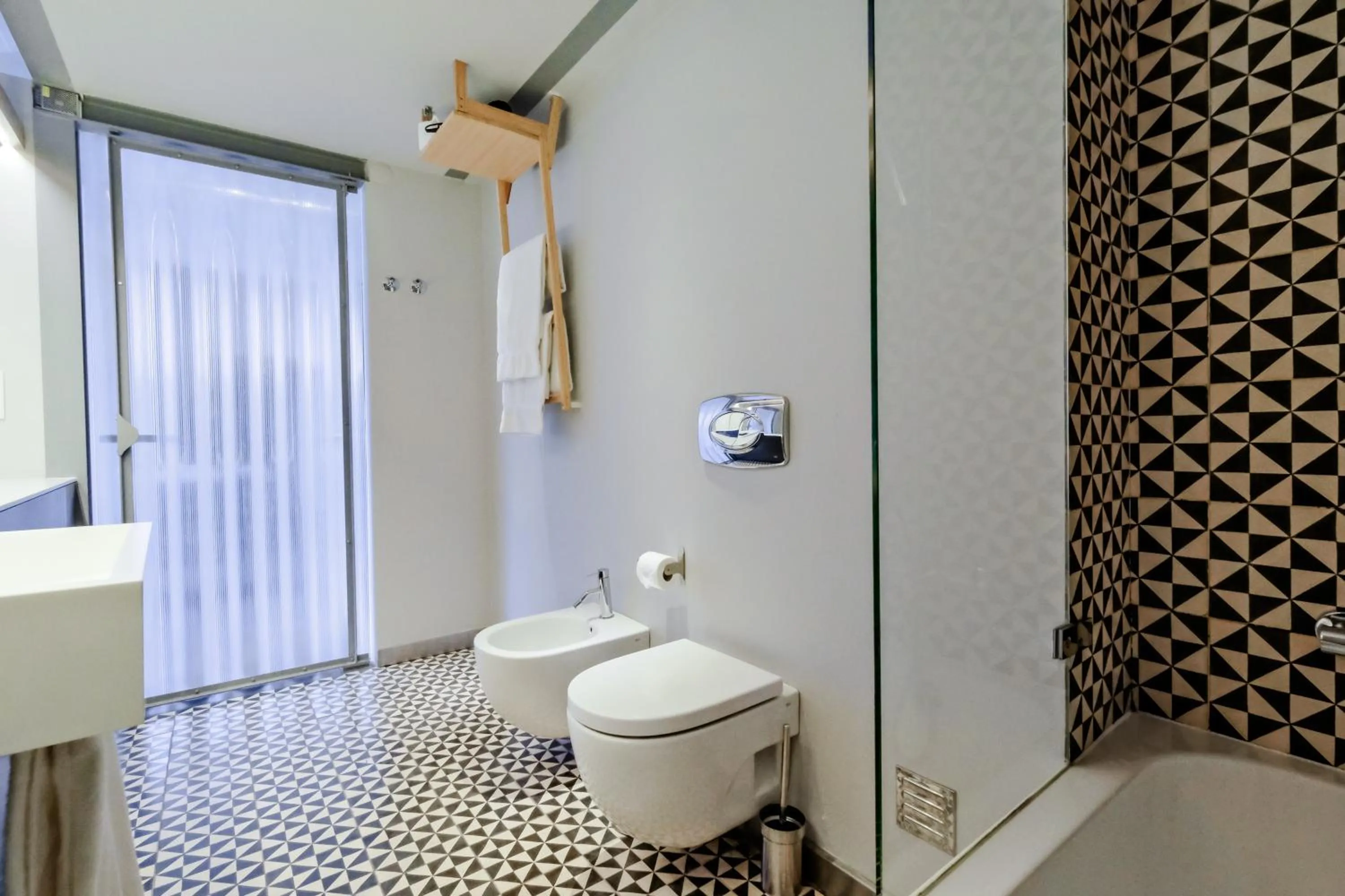 Shower in Chiado Arty Flats