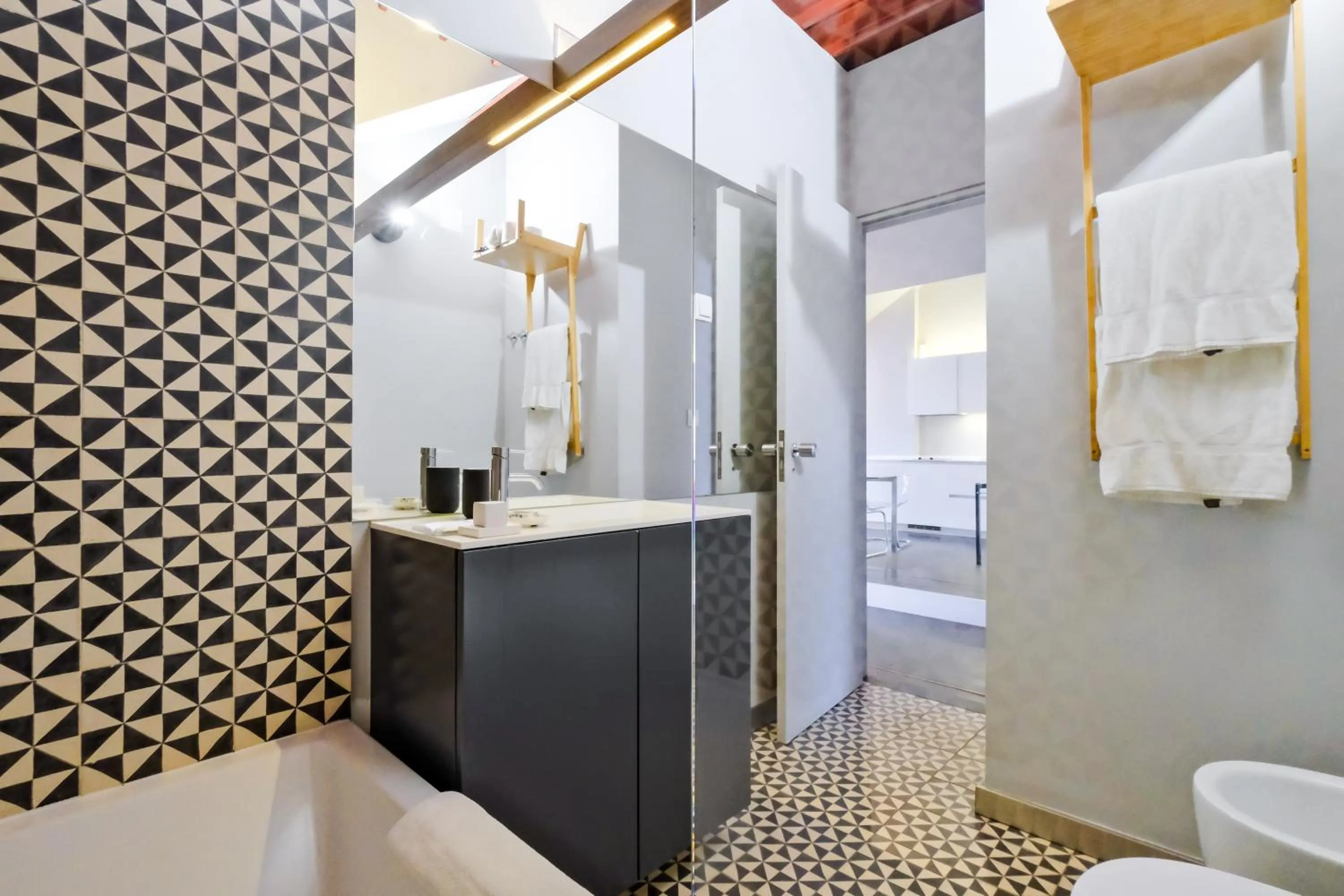 Shower in Chiado Arty Flats