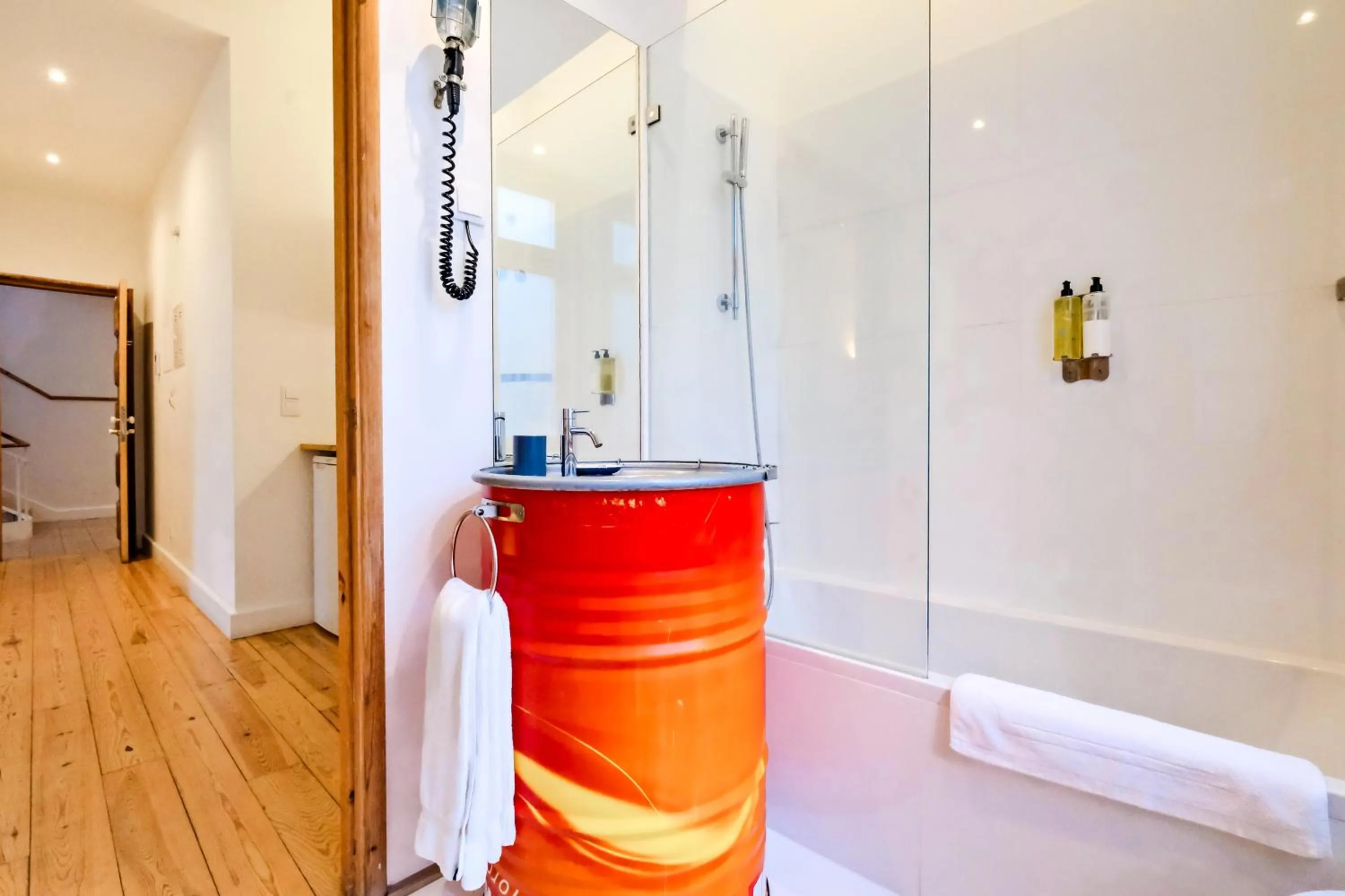 Bathroom, Bed in Chiado Arty Flats