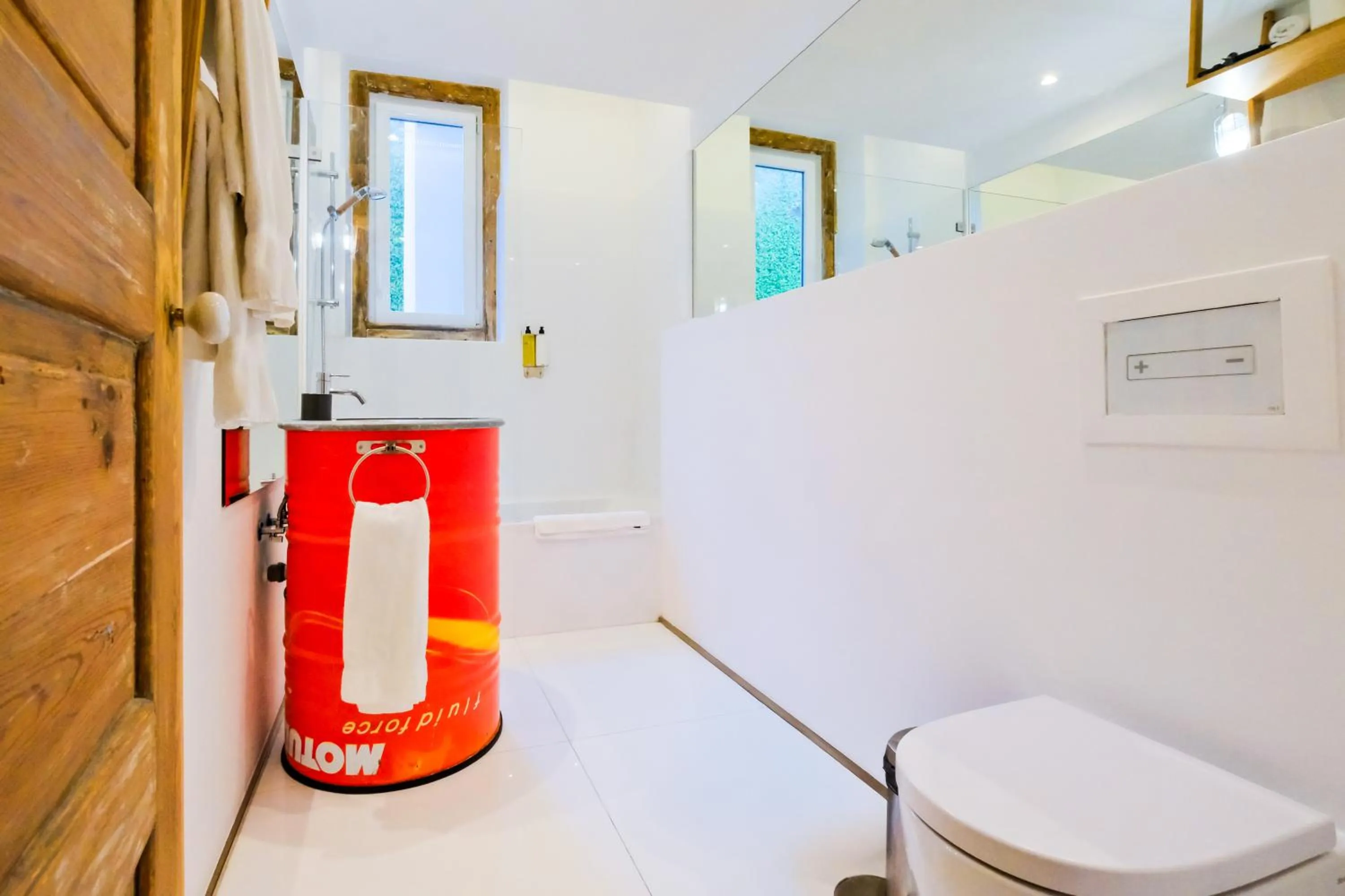 Shower in Chiado Arty Flats