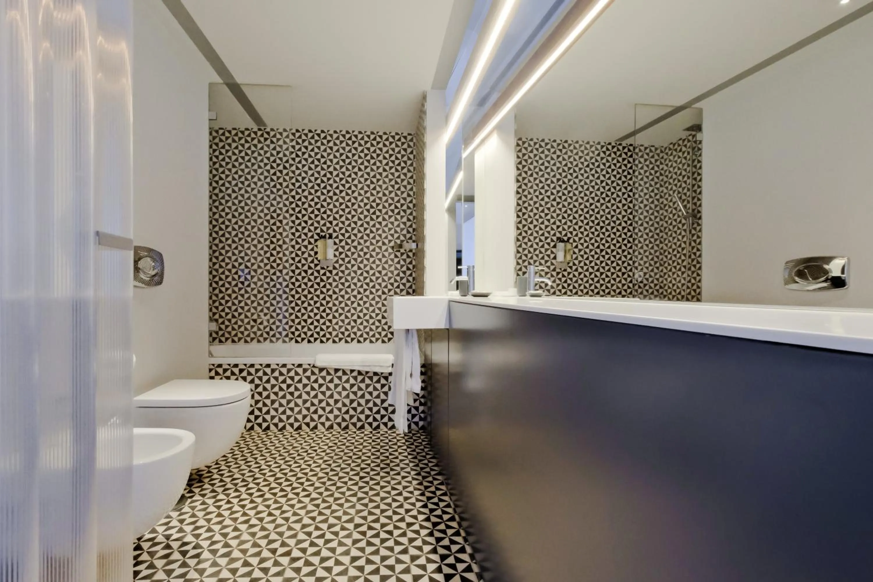 Shower in Chiado Arty Flats