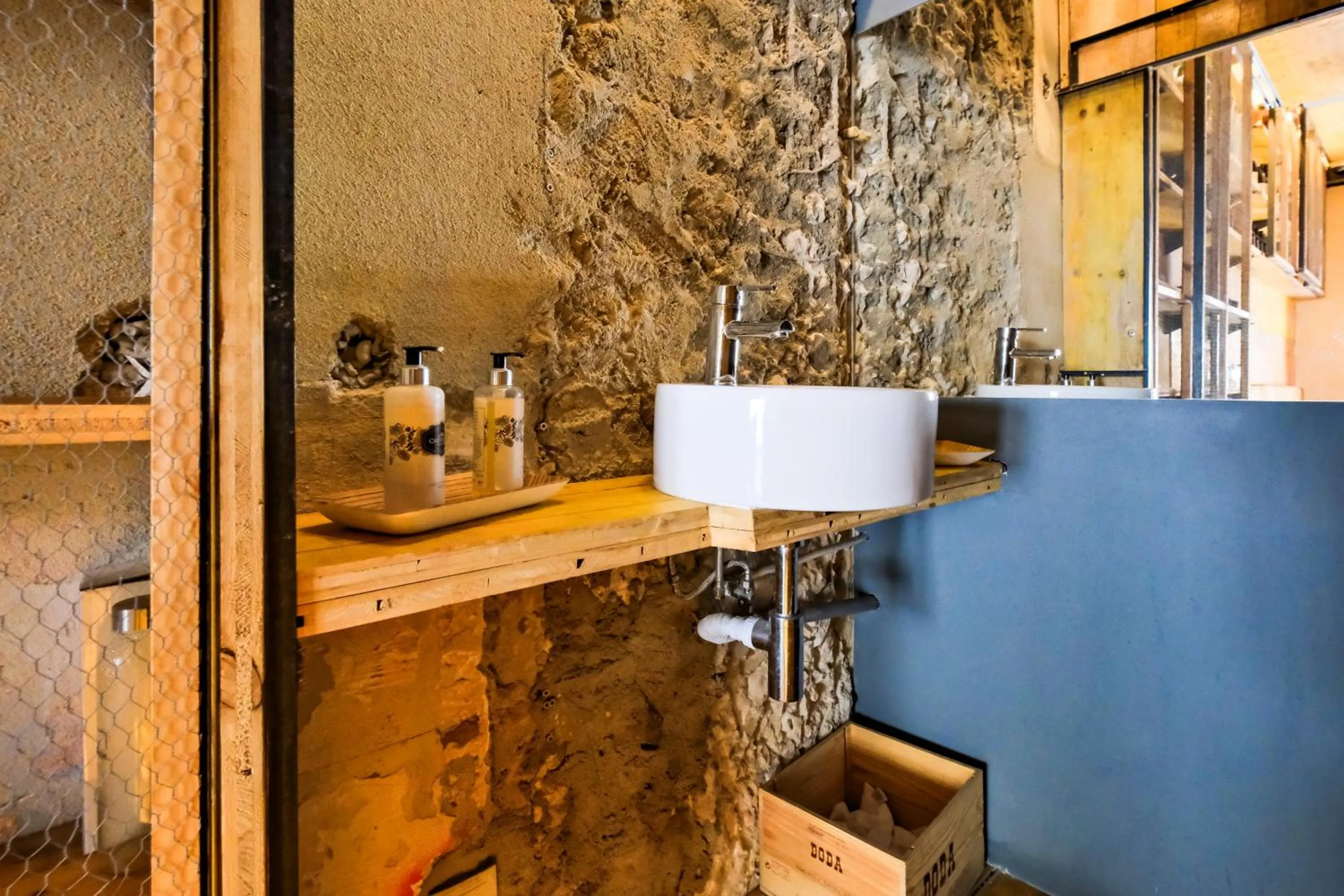 Public Bath in Chiado Arty Flats