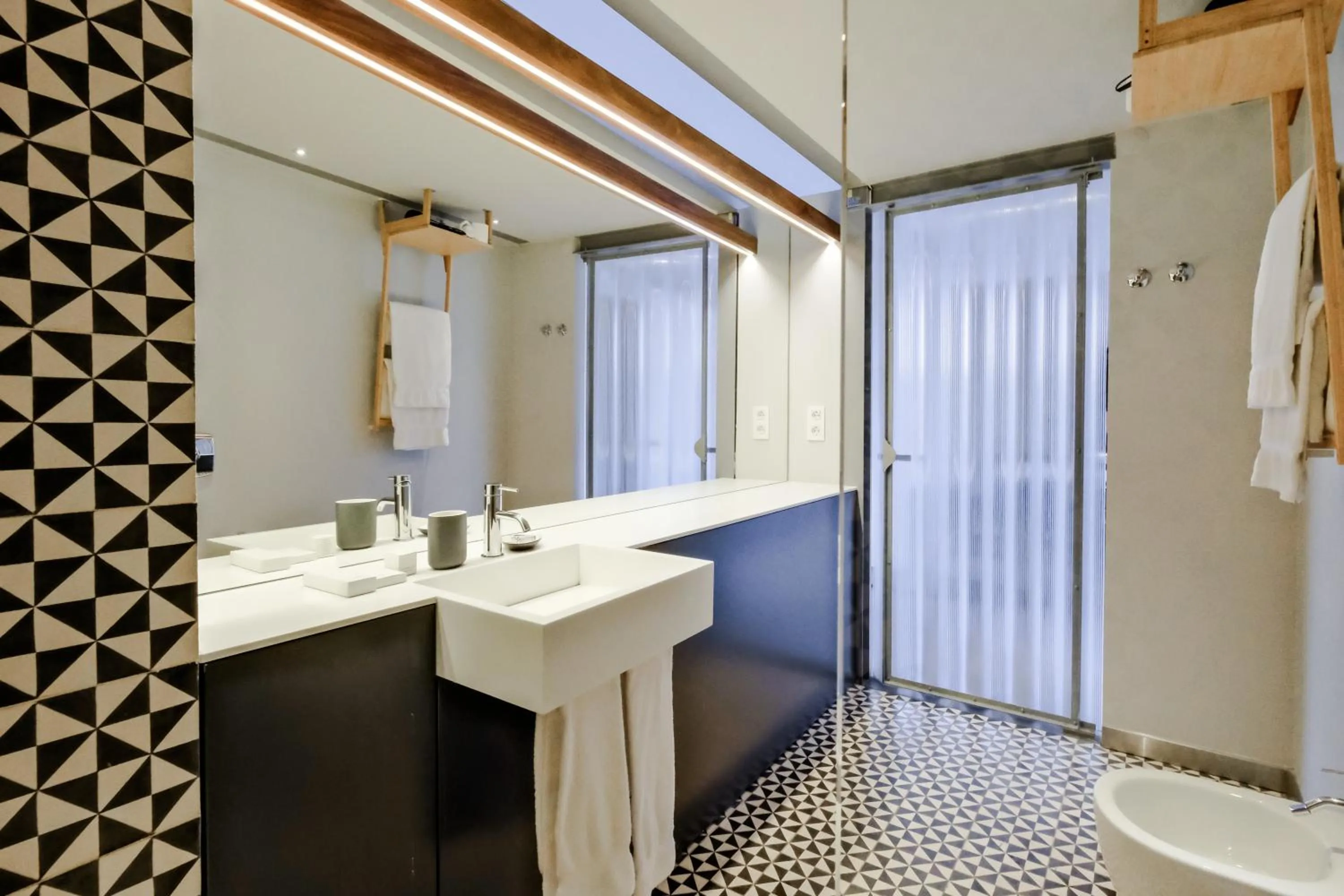 Shower in Chiado Arty Flats