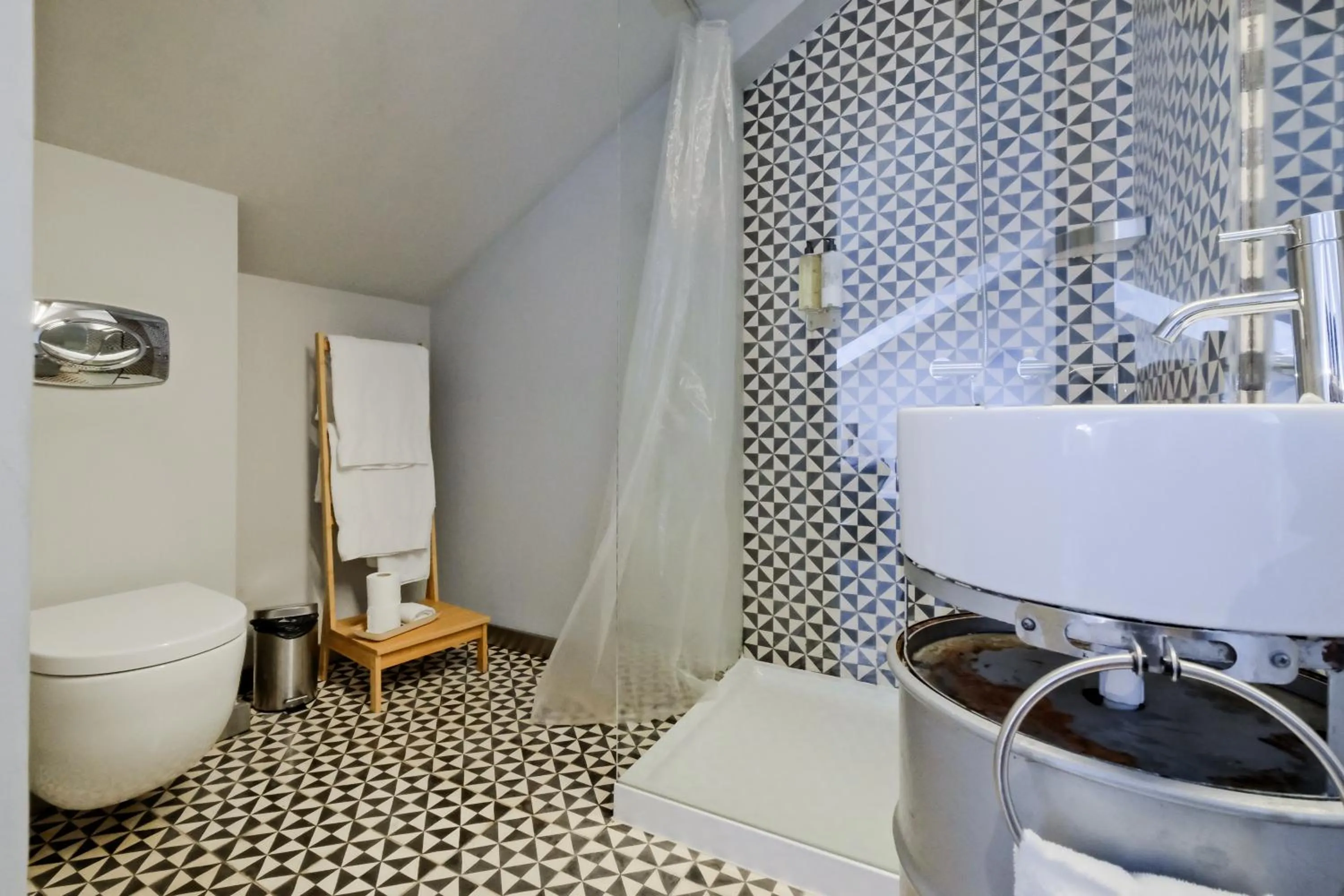 Shower in Chiado Arty Flats