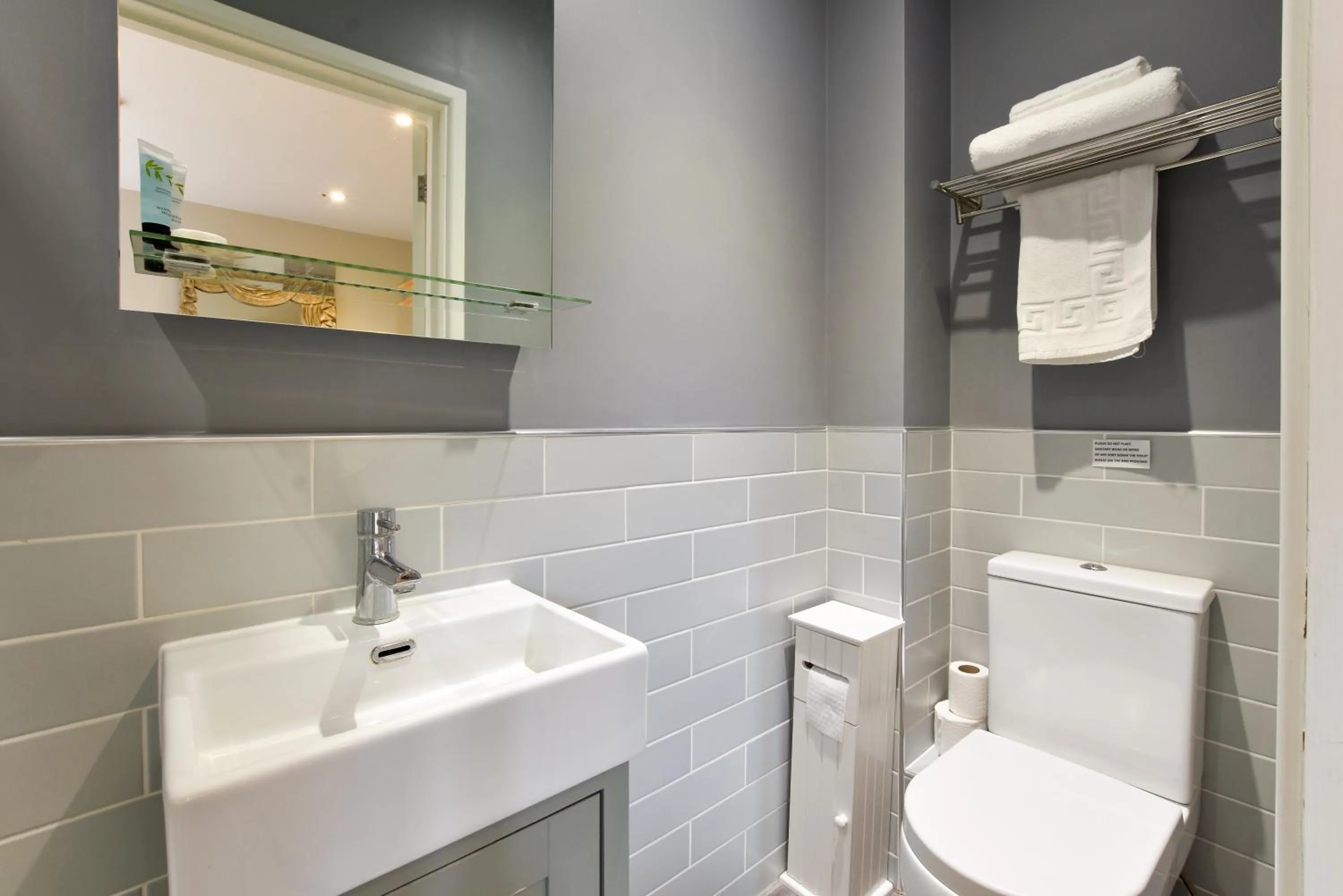 Twin Room with Shower in The Bell Inn