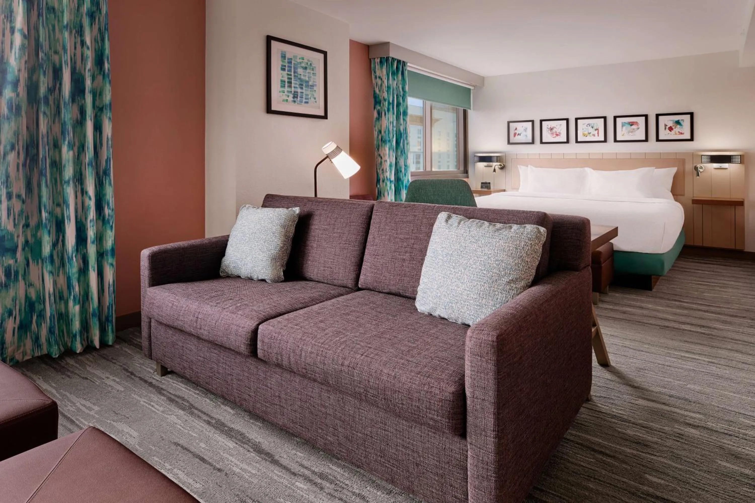 Living room, Bed in Hilton Garden Inn LAX Los Angeles Airport