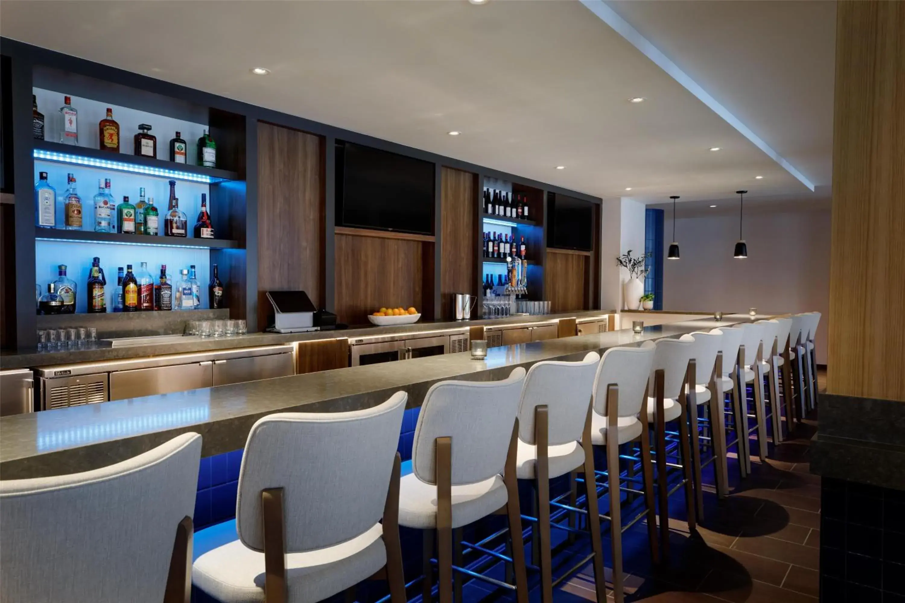 Lounge or bar in Hilton Garden Inn LAX Los Angeles Airport Lounge or bar in Hilton Garden Inn LAX Los Angeles Airport