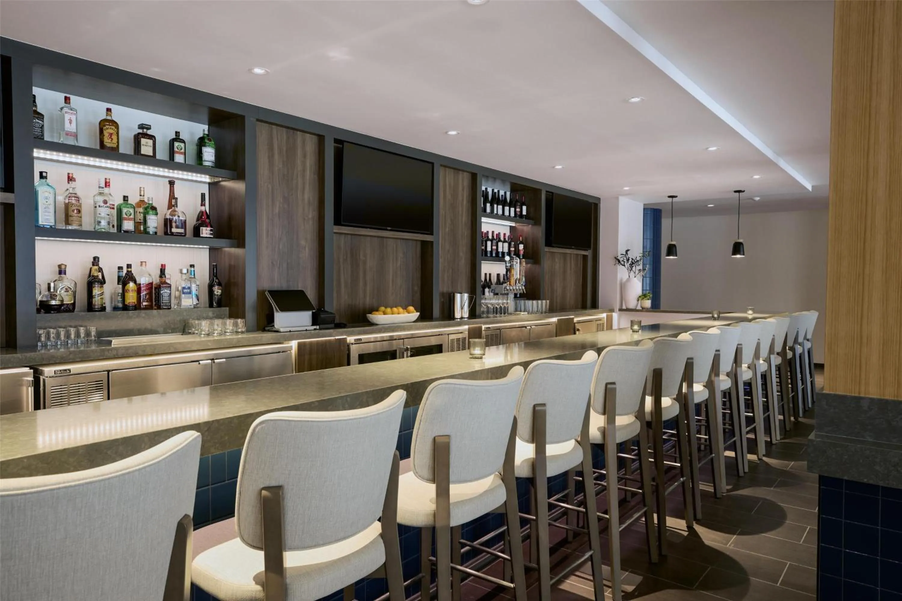 Lounge or bar in Hilton Garden Inn LAX Los Angeles Airport
