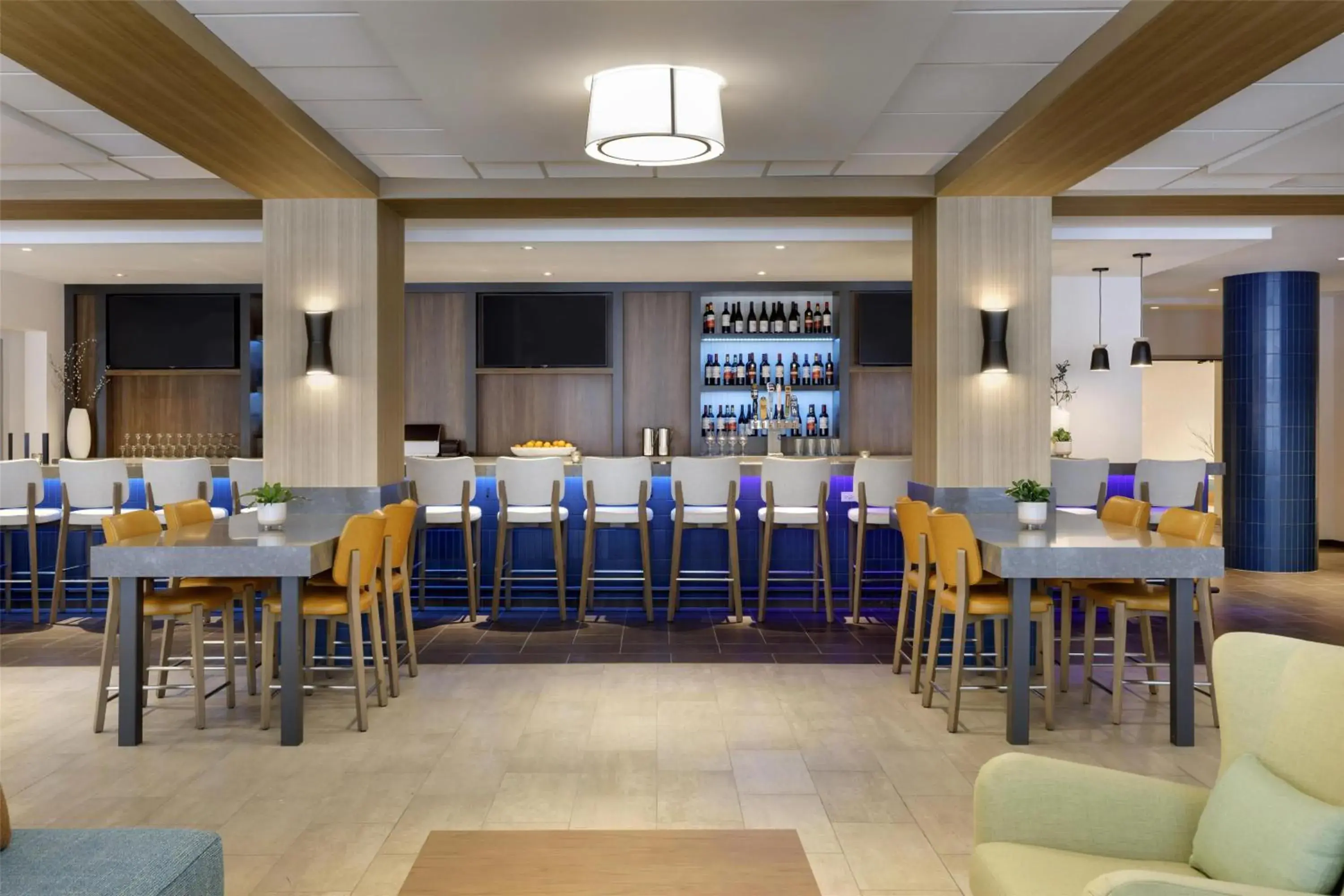 Lounge or bar in Hilton Garden Inn LAX Los Angeles Airport Lounge or bar in Hilton Garden Inn LAX Los Angeles Airport