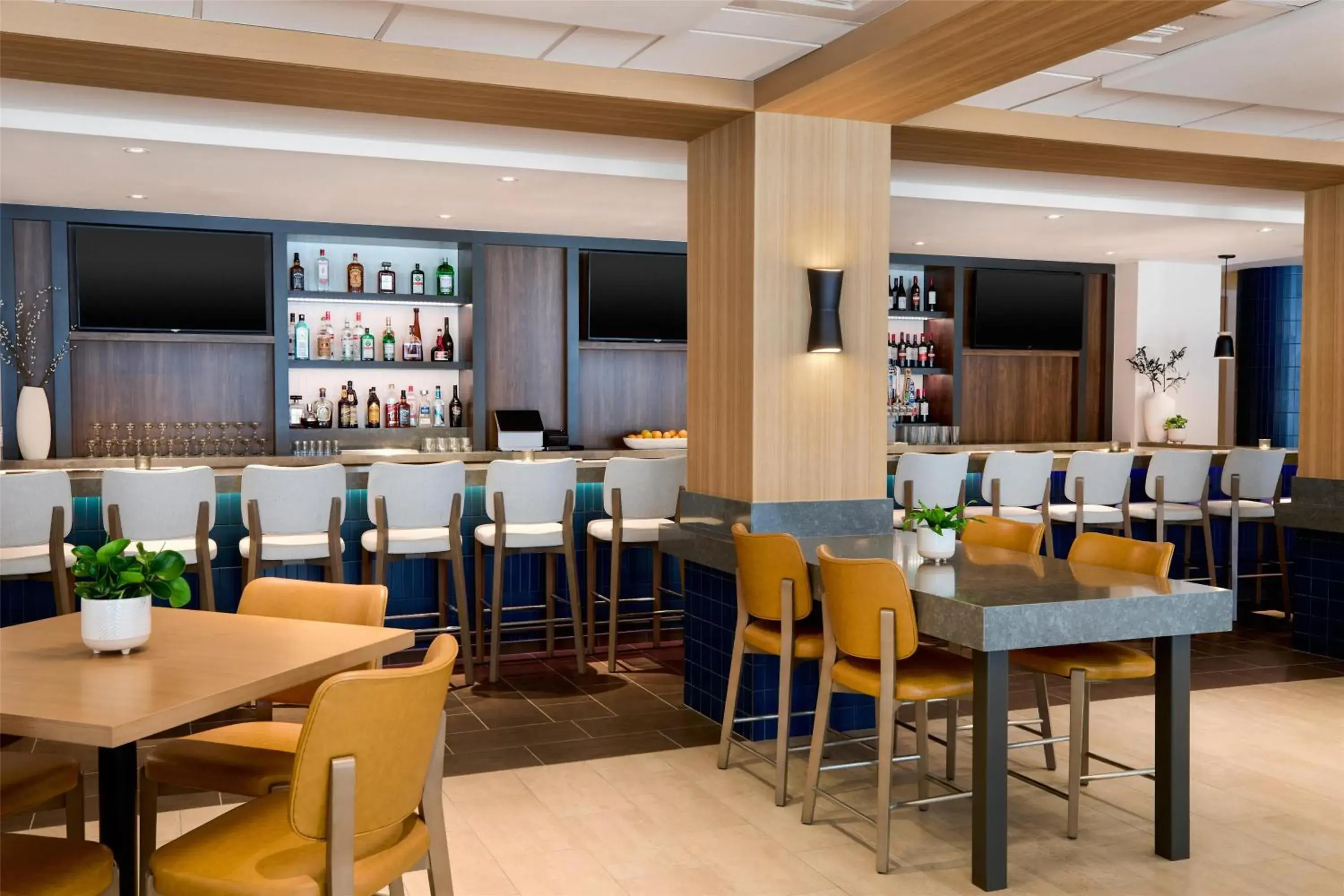 Lounge or bar in Hilton Garden Inn LAX Los Angeles Airport Lounge or bar in Hilton Garden Inn LAX Los Angeles Airport