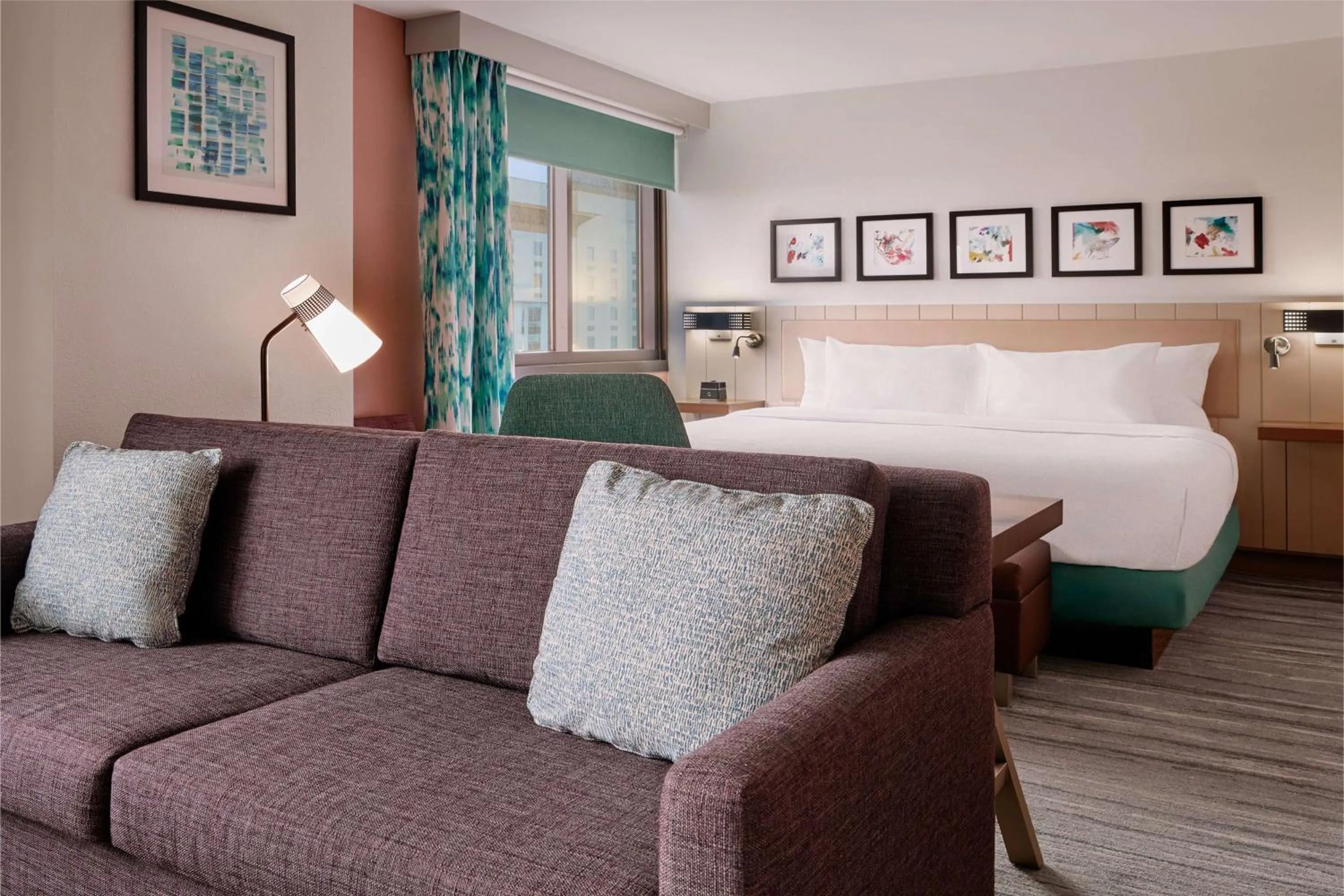 Living room, Bed in Hilton Garden Inn LAX Los Angeles Airport