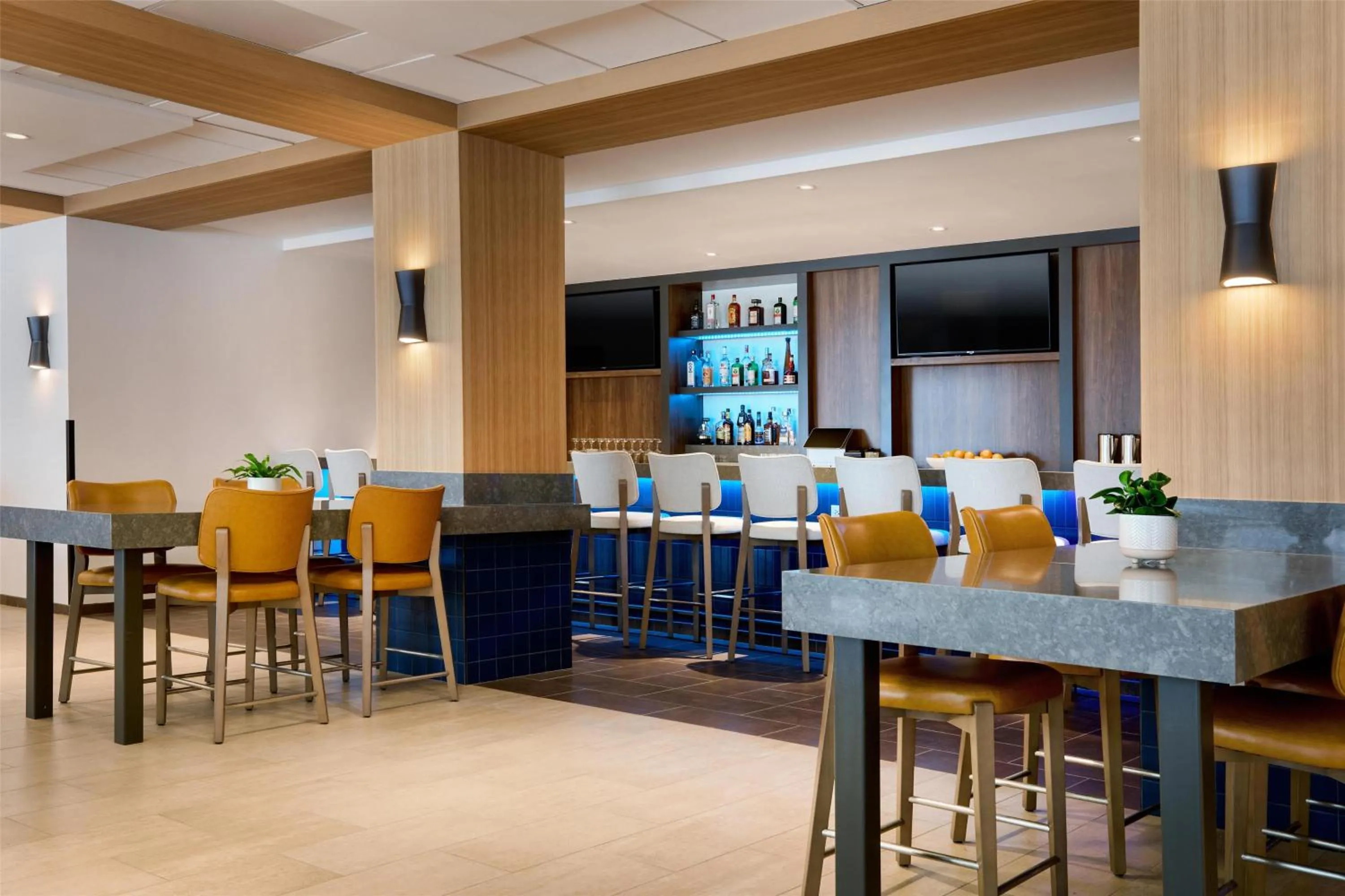 Lounge or bar in Hilton Garden Inn LAX Los Angeles Airport