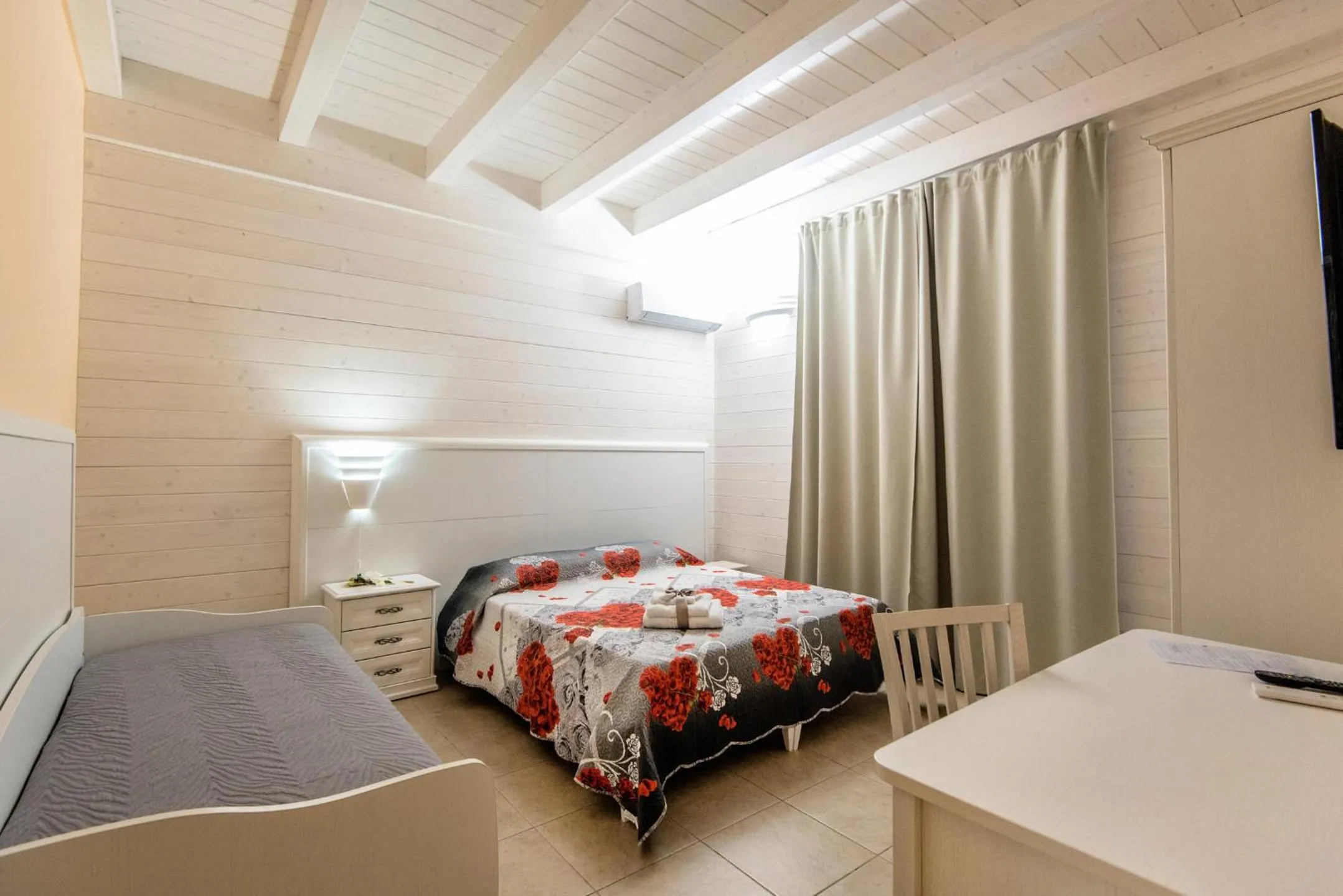 Photo of the whole room, Bed in Le Camelie