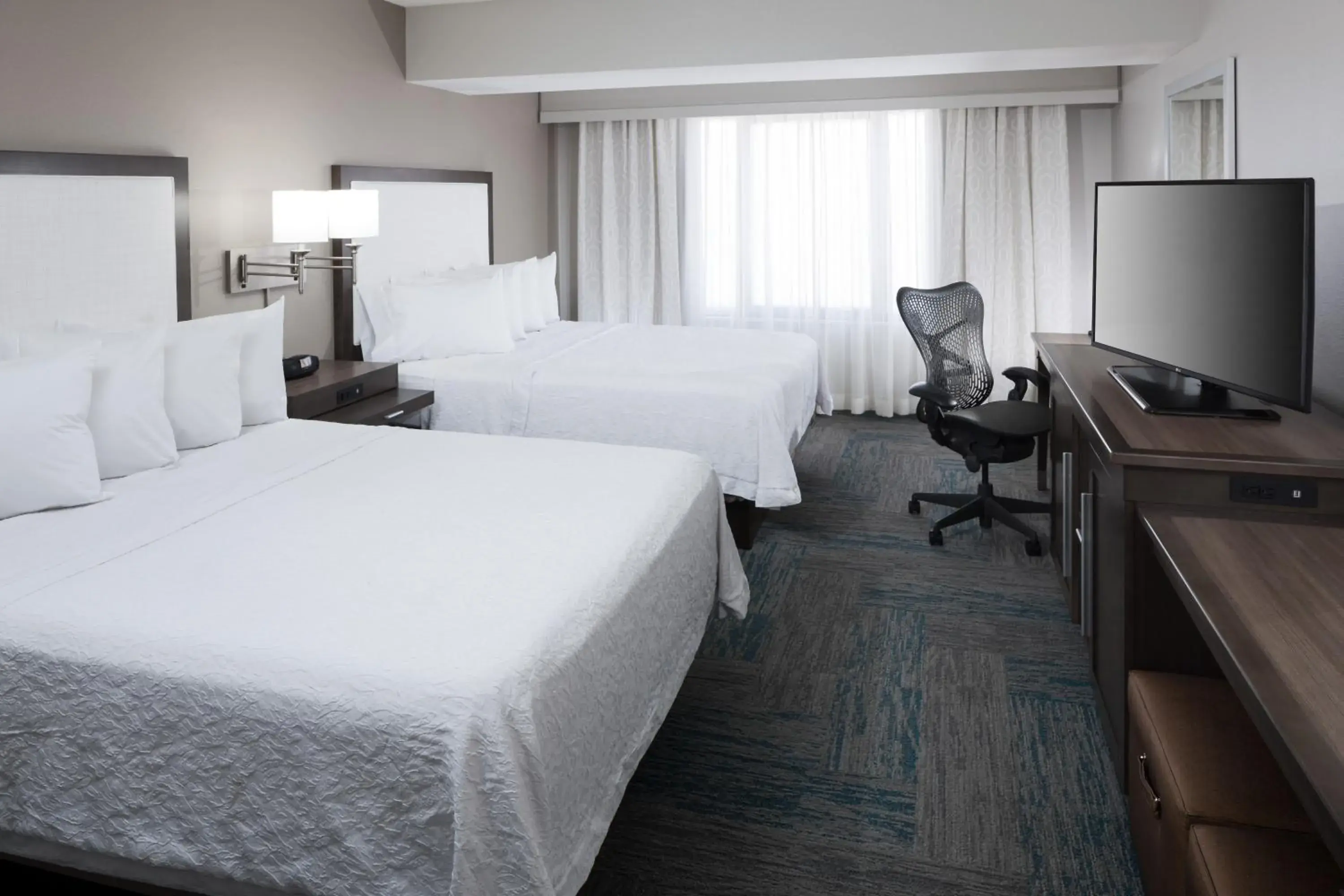 TV and multimedia, Bed in Hampton Inn St Louis- at the Arch TV and multimedia, Bed in Hampton Inn St Louis- at the Arch