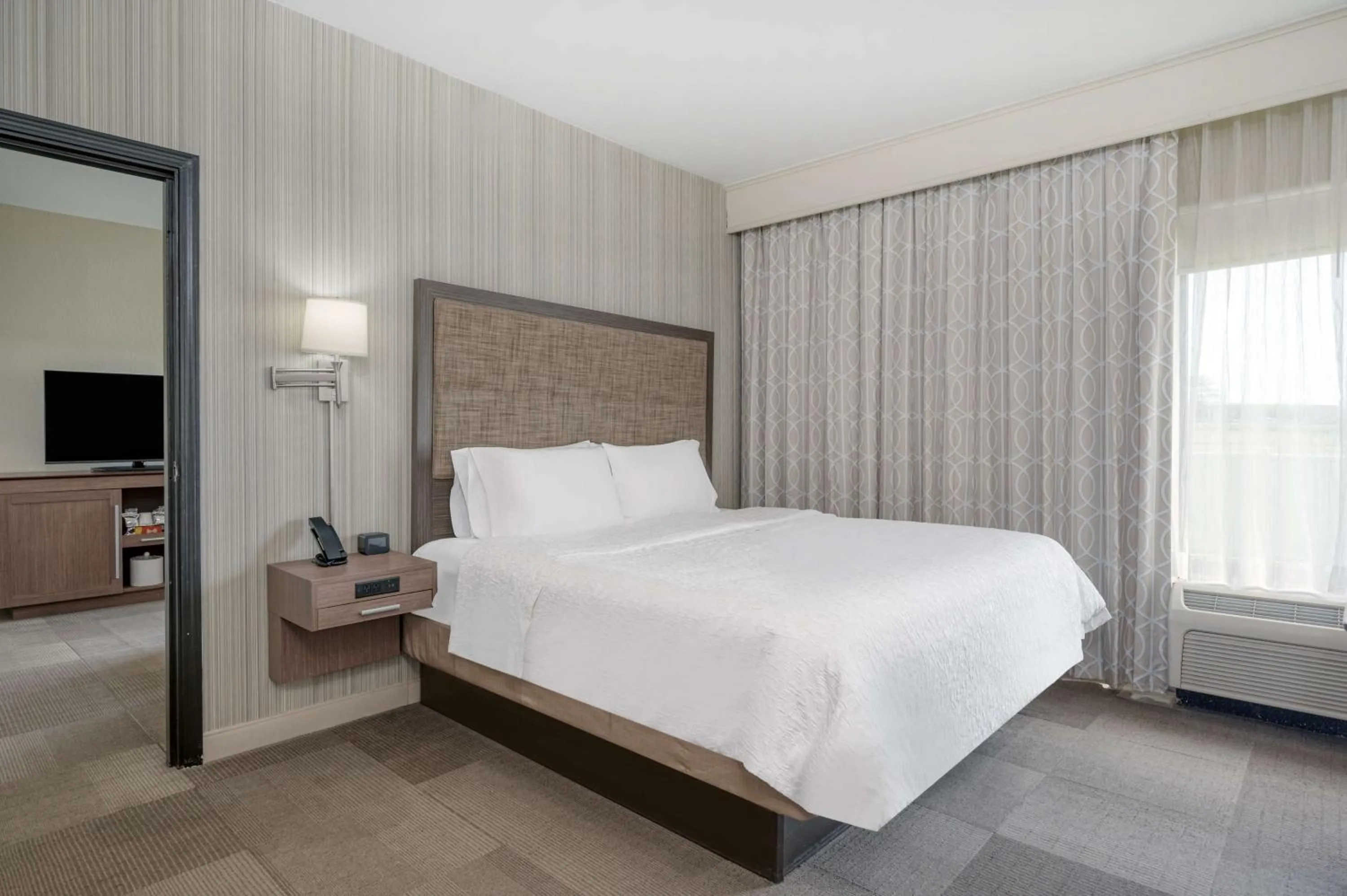 Bed in Hampton Inn St. Louis/Collinsville