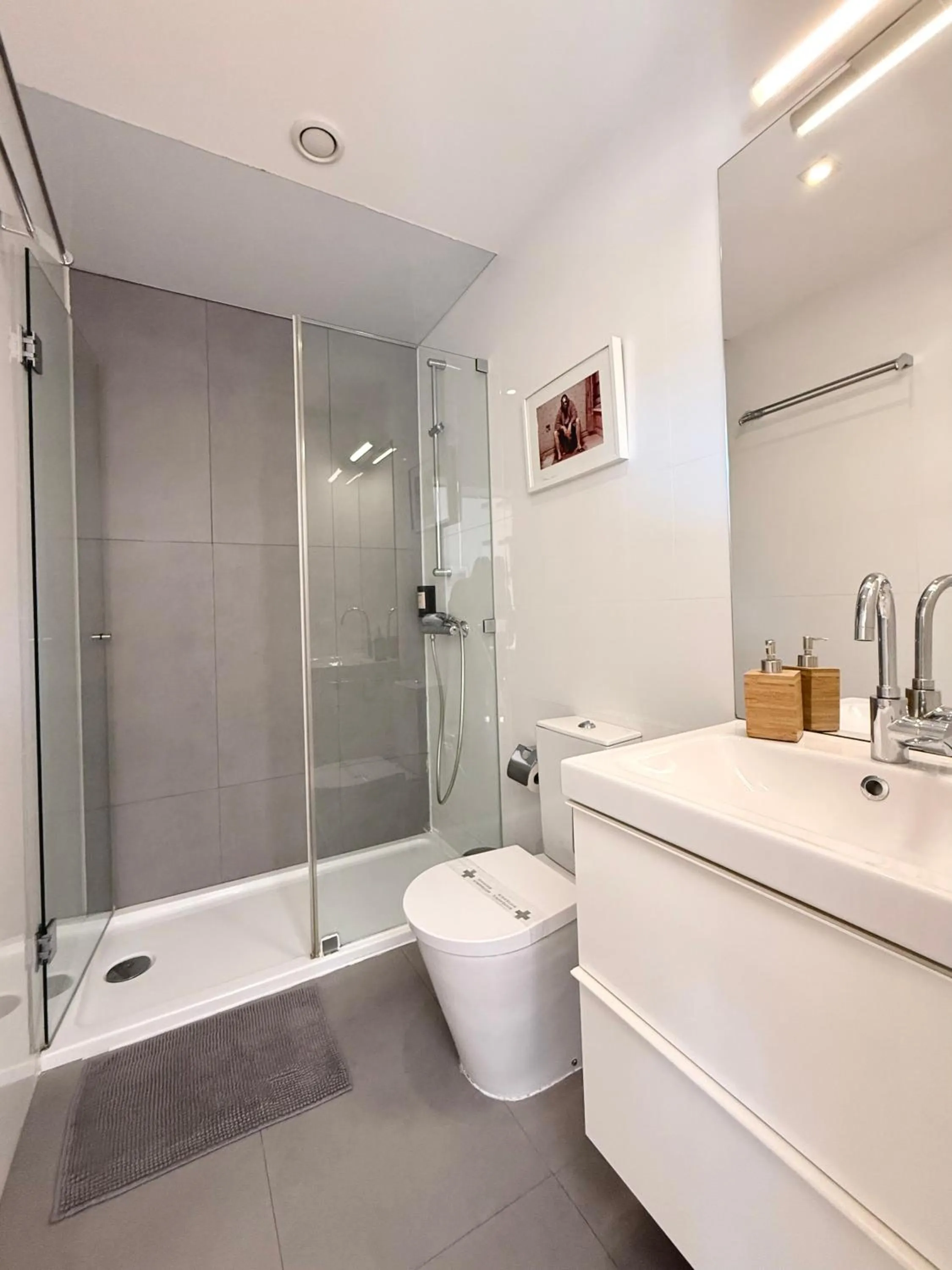 Shower in Porto Cinema Apartments