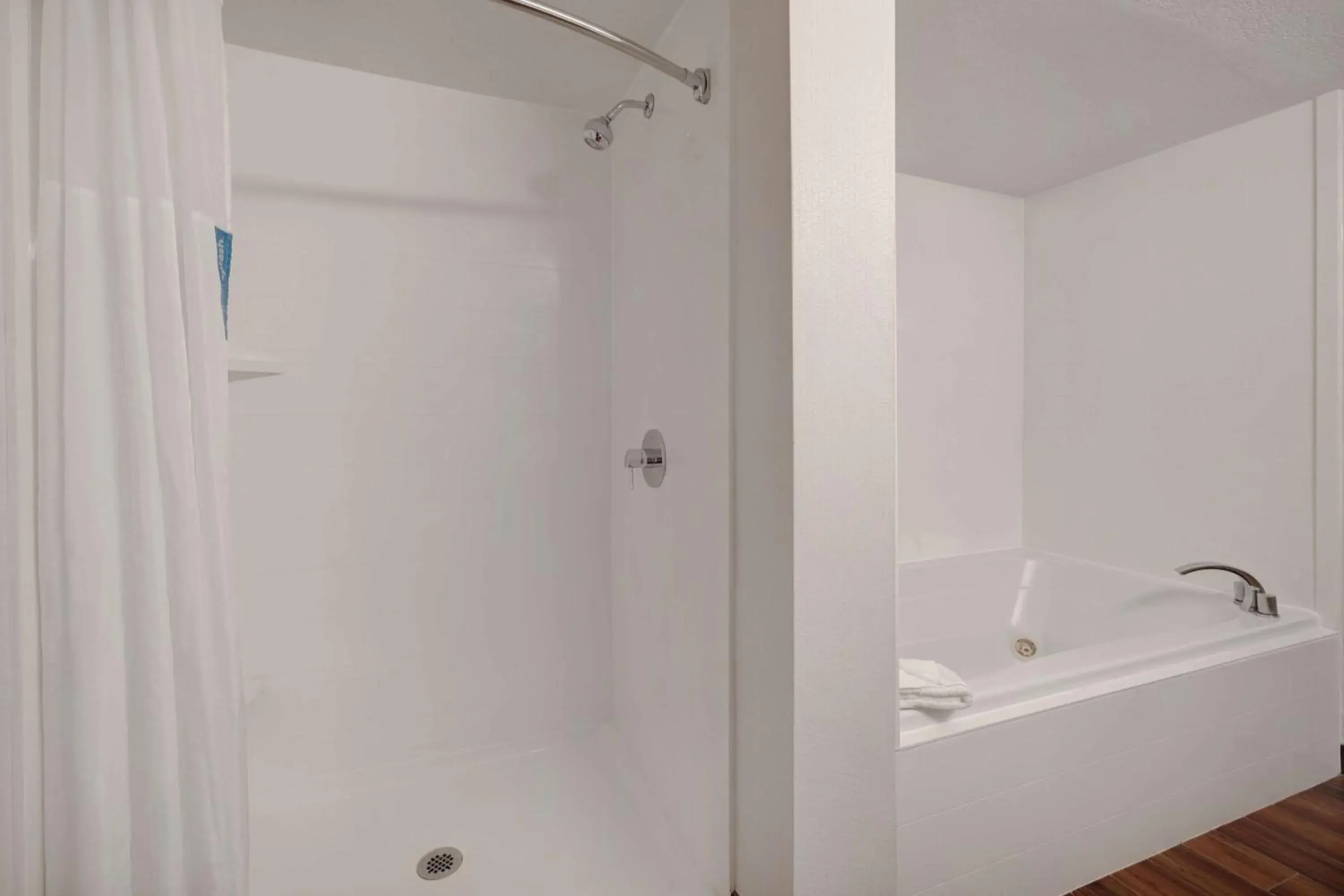 Bathroom in Hampton Inn by Hilton in Hot Springs, Arkansas Bathroom in Hampton Inn by Hilton in Hot Springs, Arkansas