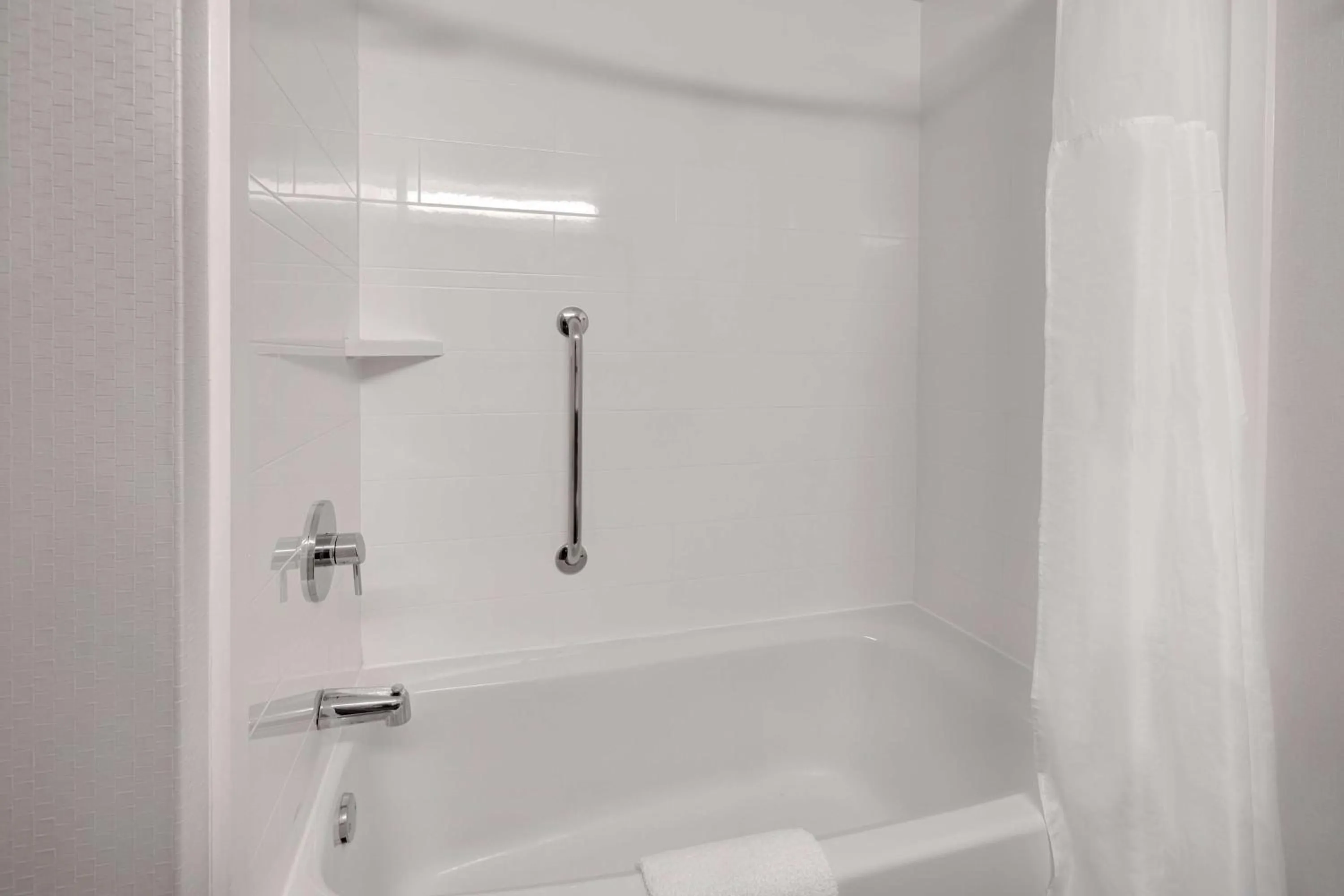 Bathroom in Hampton Inn by Hilton in Hot Springs, Arkansas