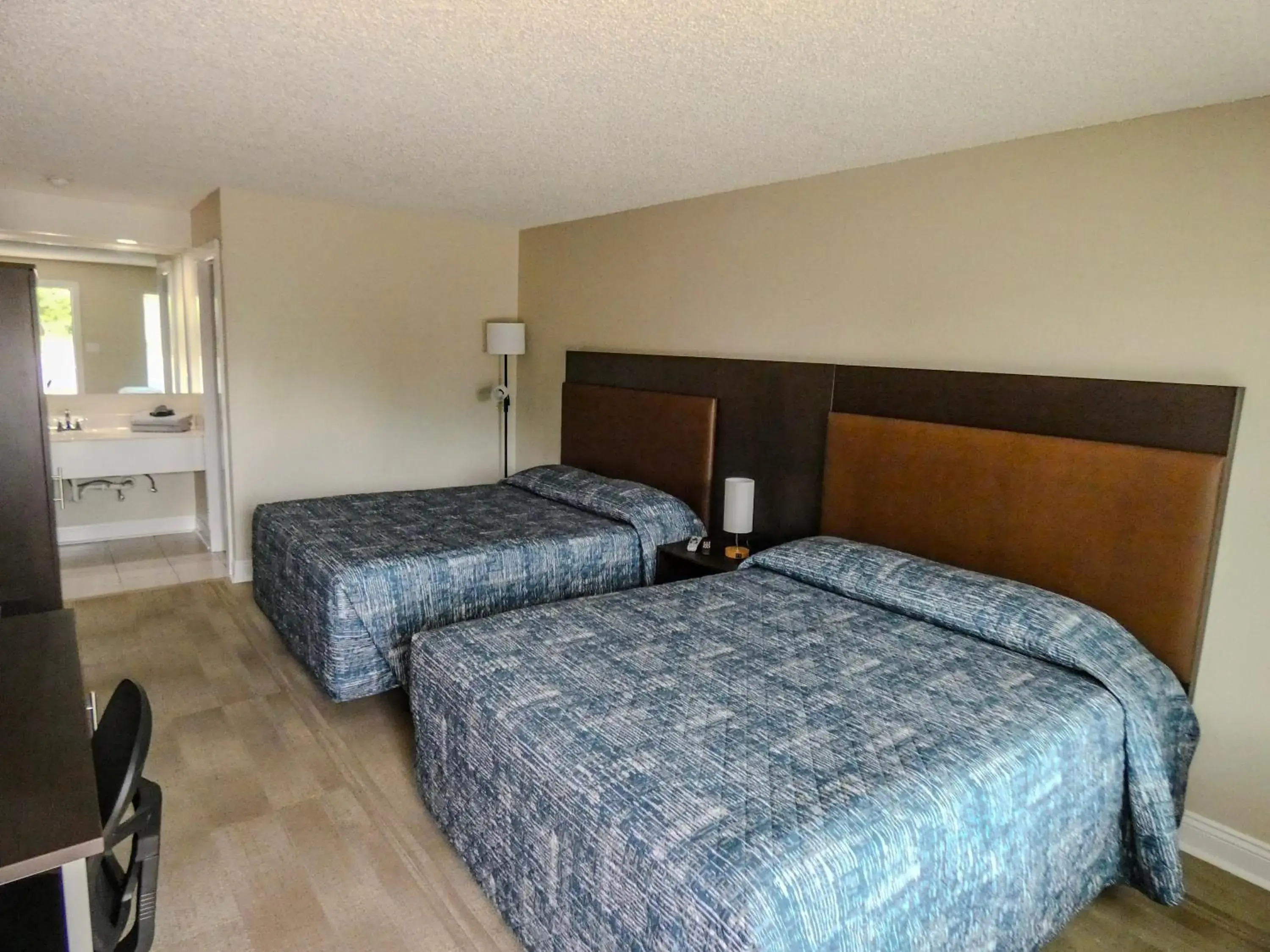 Double Room in Gators Inn on the Bayou Double Room in Gators Inn on the Bayou