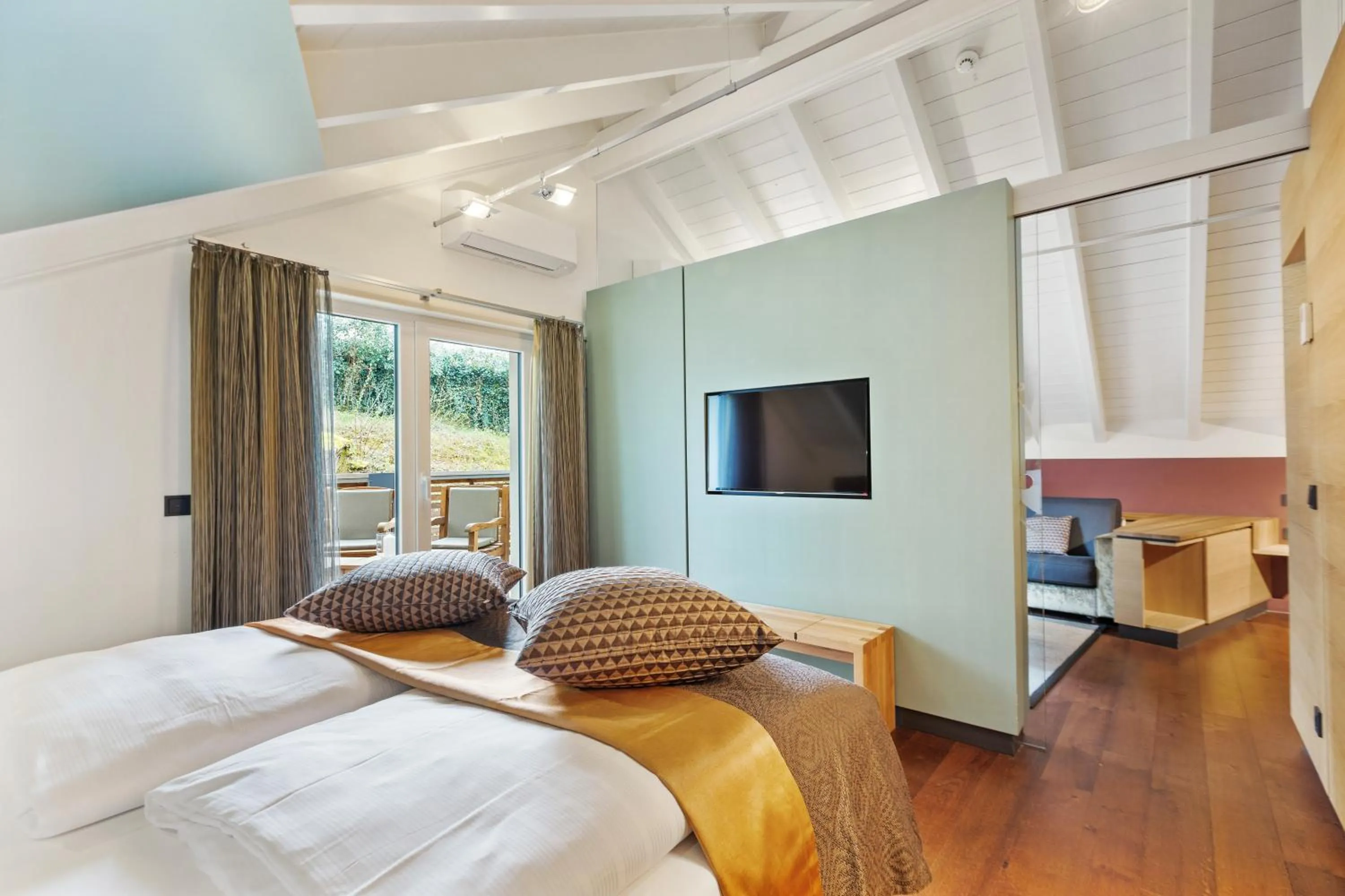 Photo of the whole room, Bed in Romantik Hotel Landschloss Fasanerie