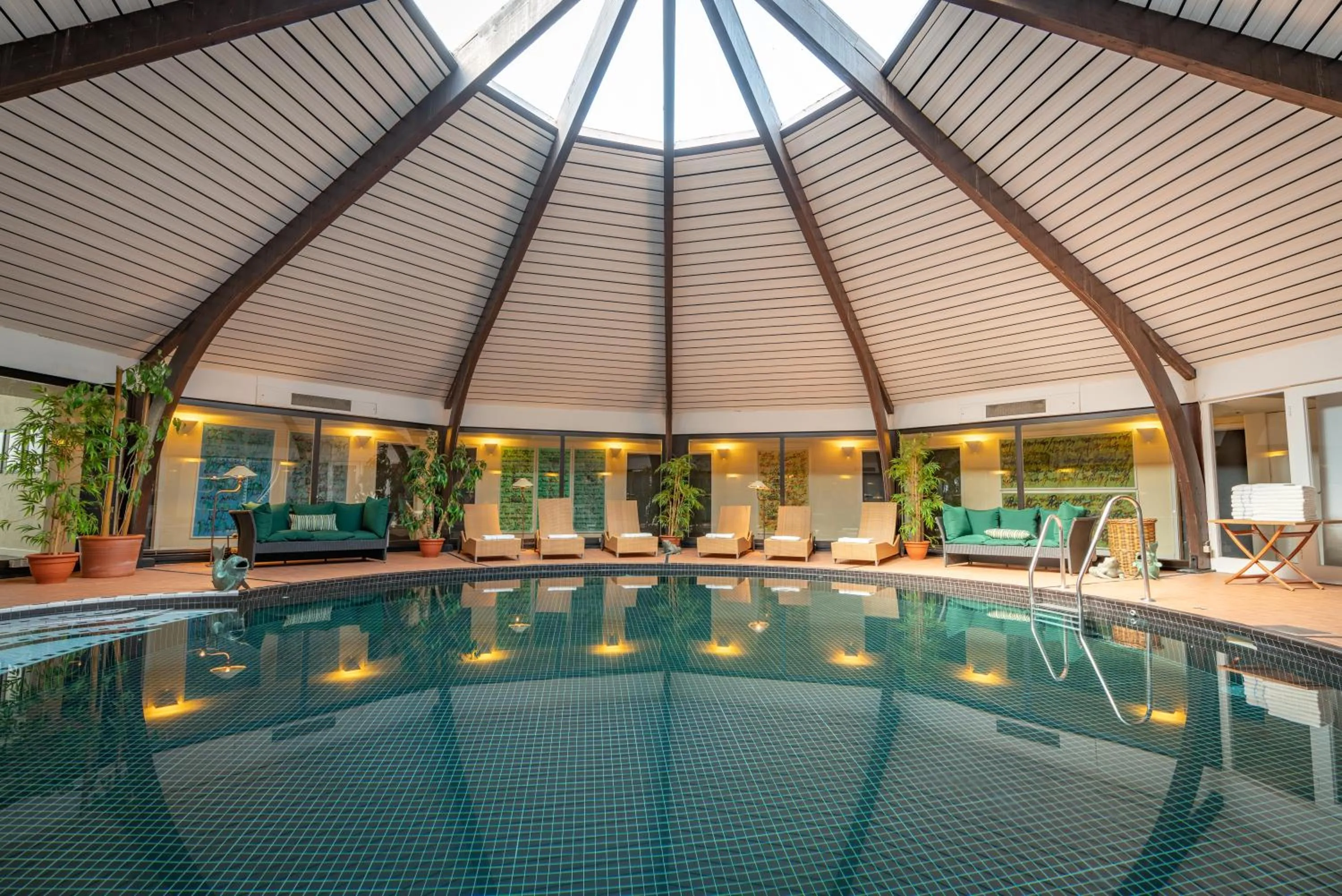 Swimming pool in Romantik Hotel Landschloss Fasanerie