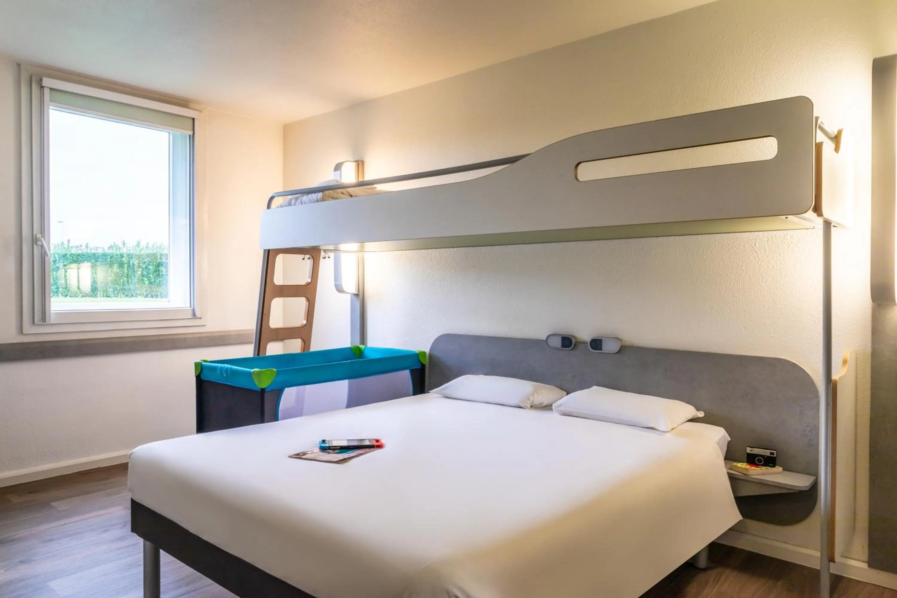 Shower, Bed in ibis budget Roissy CDG Paris Nord 2