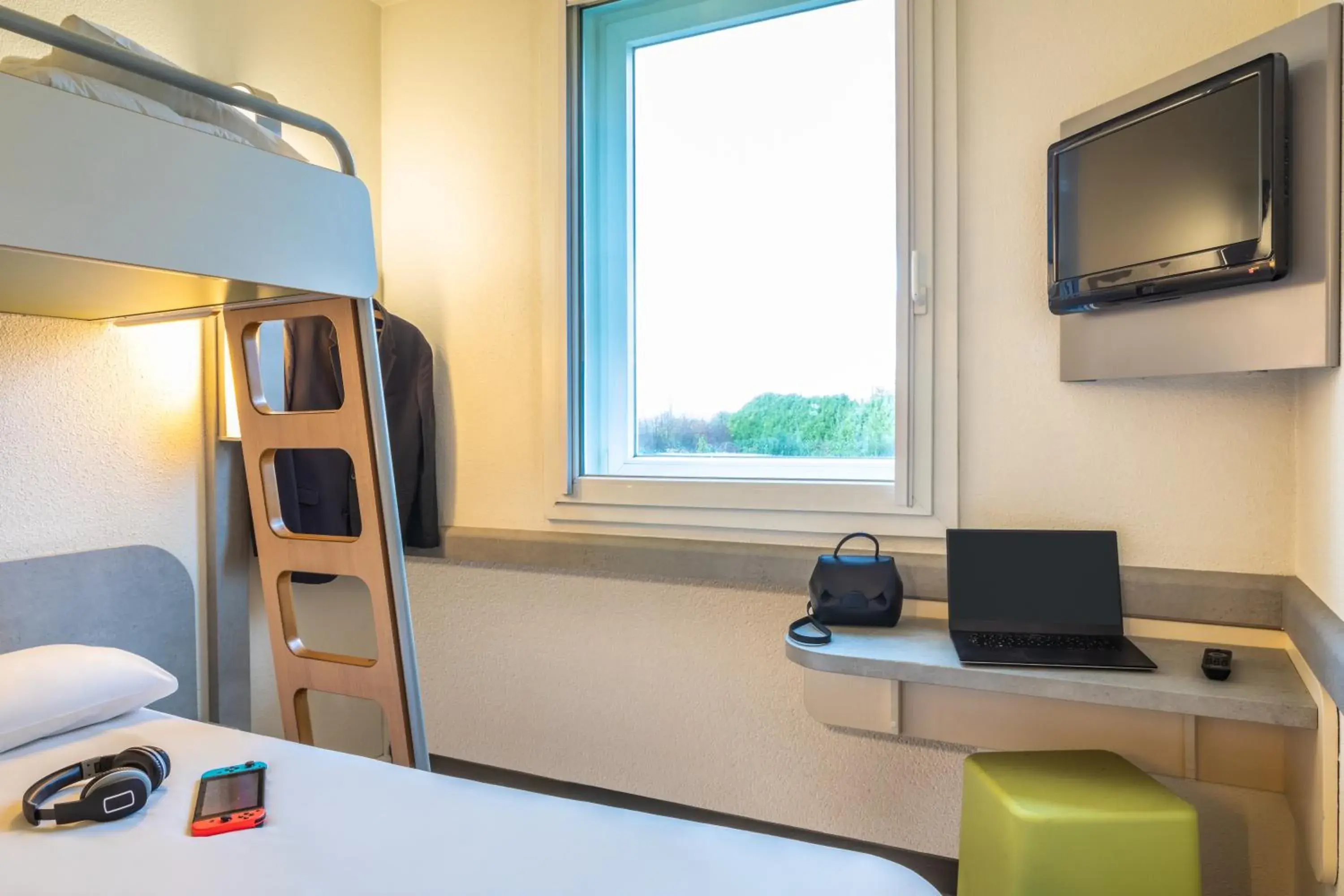 TV and multimedia, Bed in ibis budget Roissy CDG Paris Nord 2 TV and multimedia, Bed in ibis budget Roissy CDG Paris Nord 2