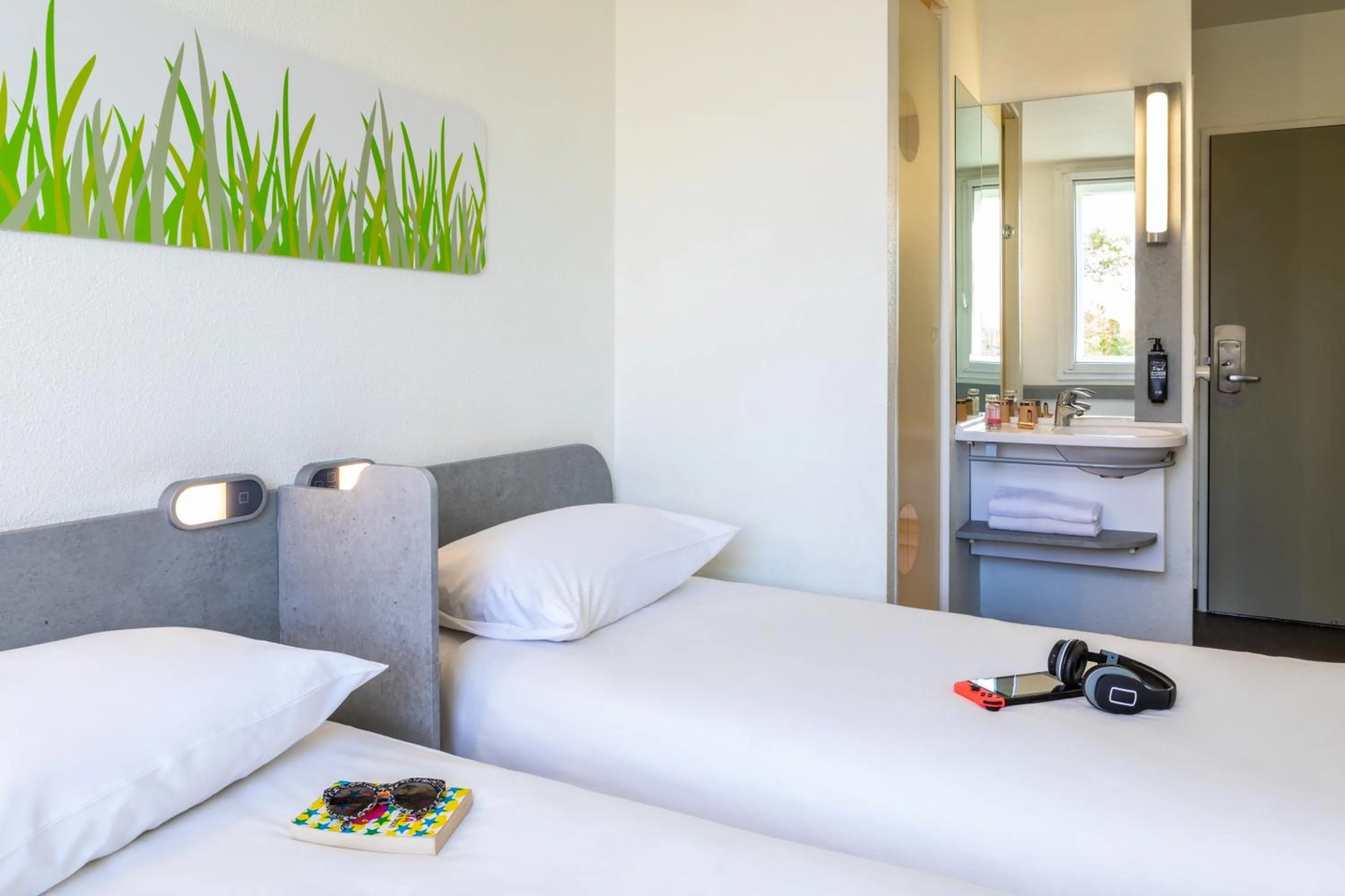 Bathroom, Bed in ibis budget Roissy CDG Paris Nord 2