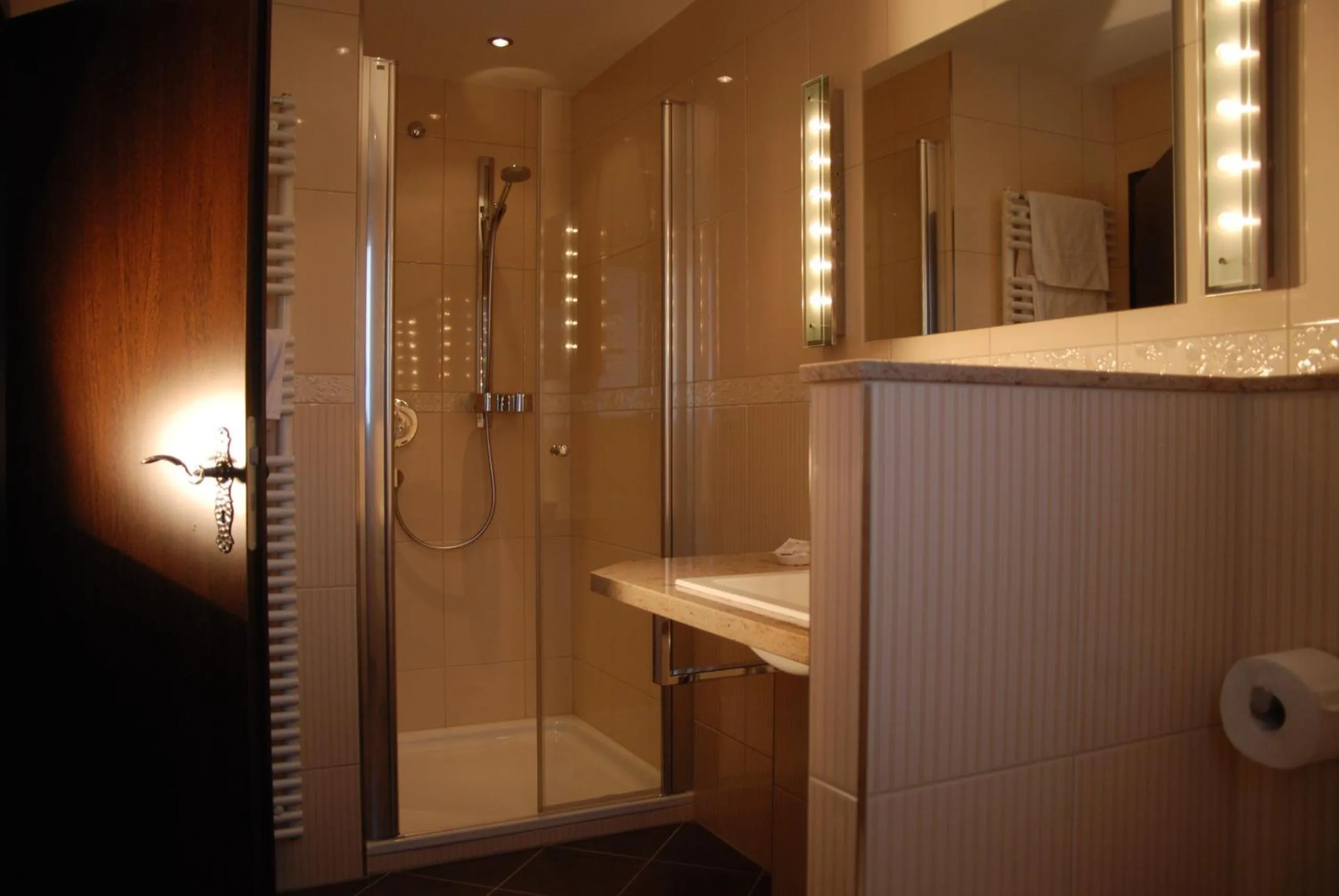 Bathroom in Hotel Sankt Maximilian "inklusive Parkplatz"