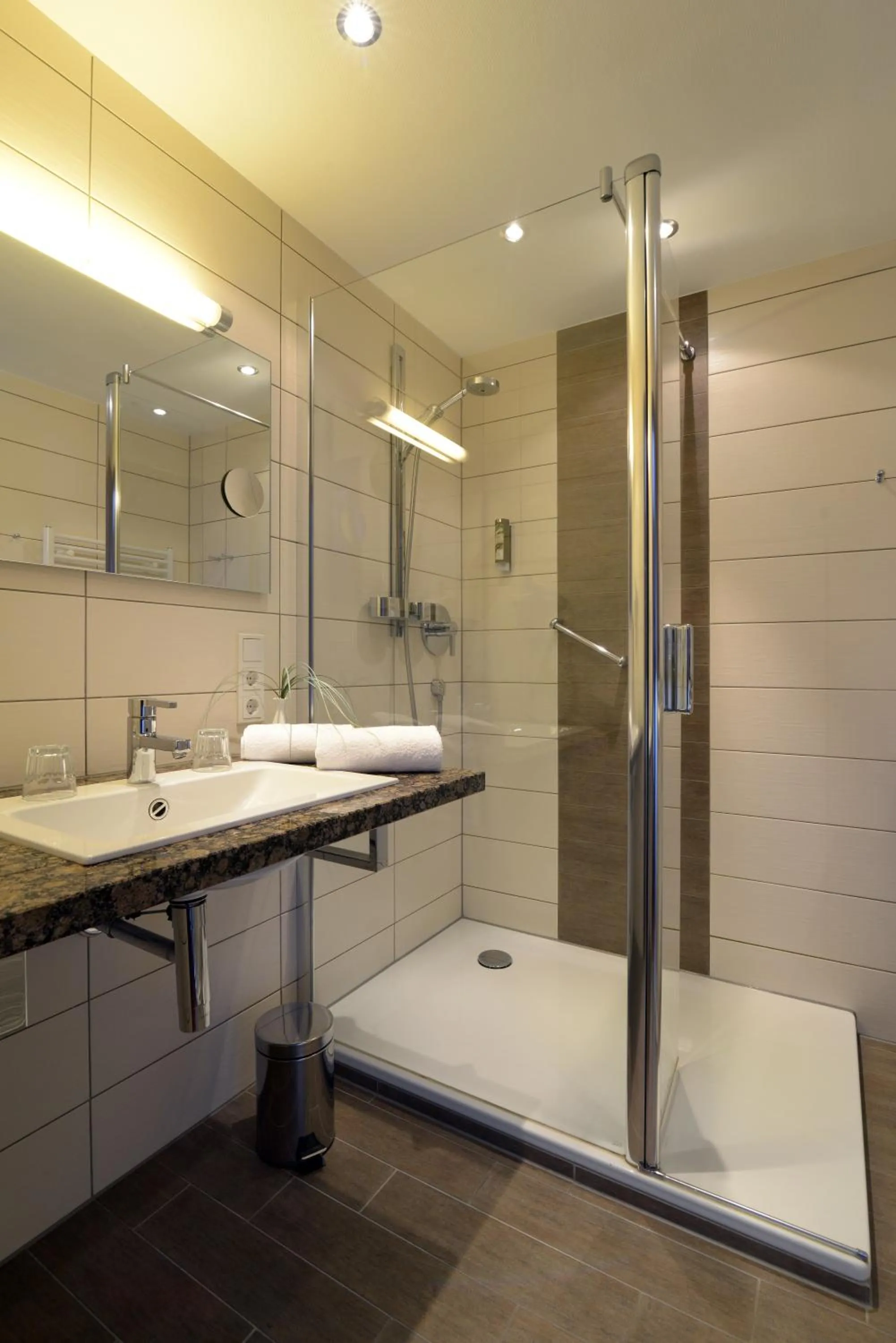 Shower in Hotel Sankt Maximilian "inklusive Parkplatz"