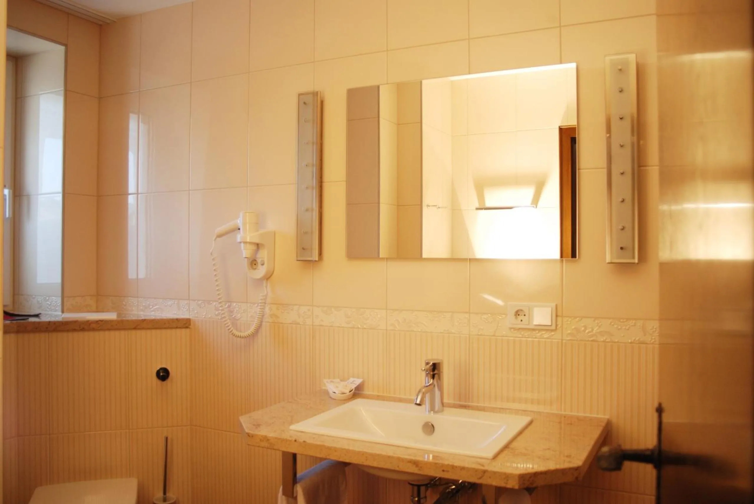 Bathroom in Hotel Sankt Maximilian "inklusive Parkplatz"