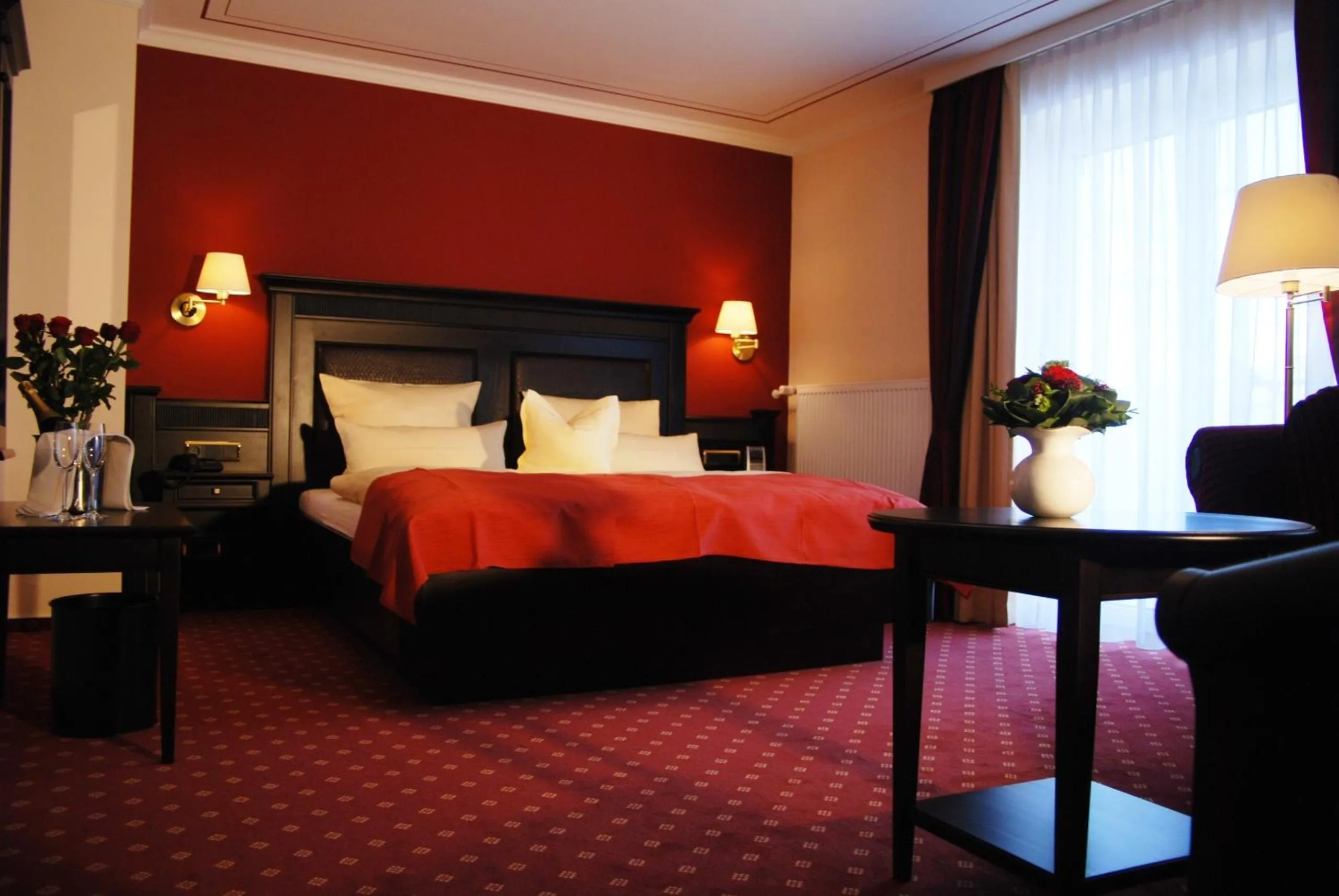 Bedroom, Bed in Hotel Sankt Maximilian "inklusive Parkplatz"