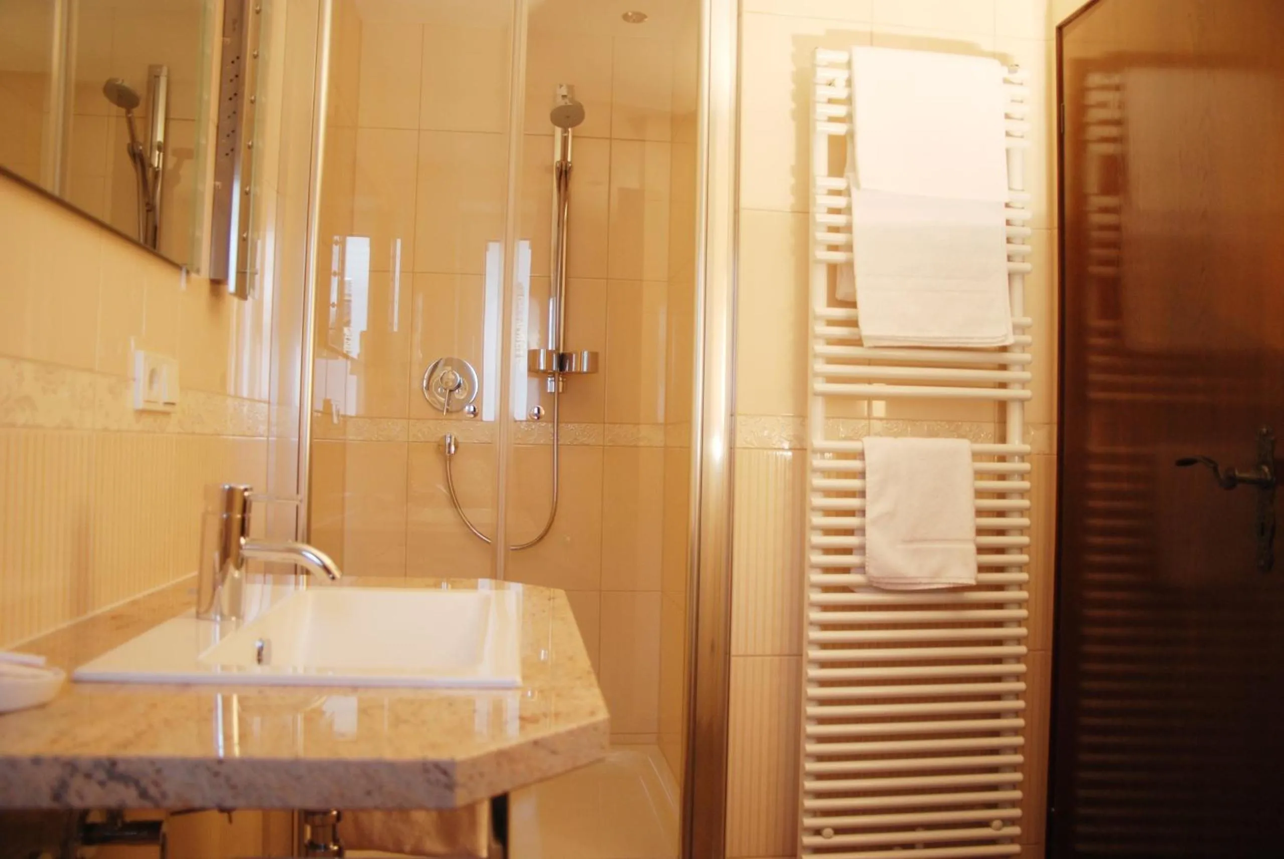 Bathroom in Hotel Sankt Maximilian "inklusive Parkplatz"
